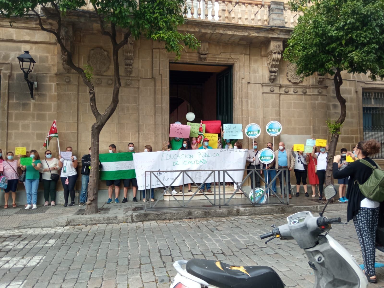 Concentración, ayer, en el CEIP Cervantes para pedir la bajada de la ratio y rechazar el cierre de líneas.