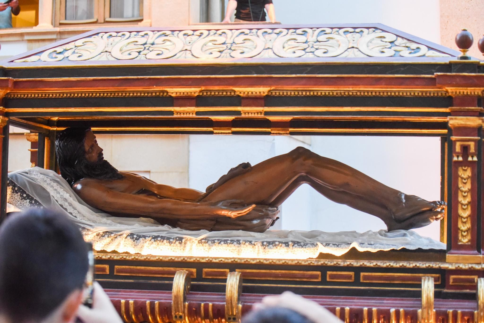 El traslado del Sepulcro de El Carpio tras el Magno Vía Crucis de Córdoba, en imágenes
