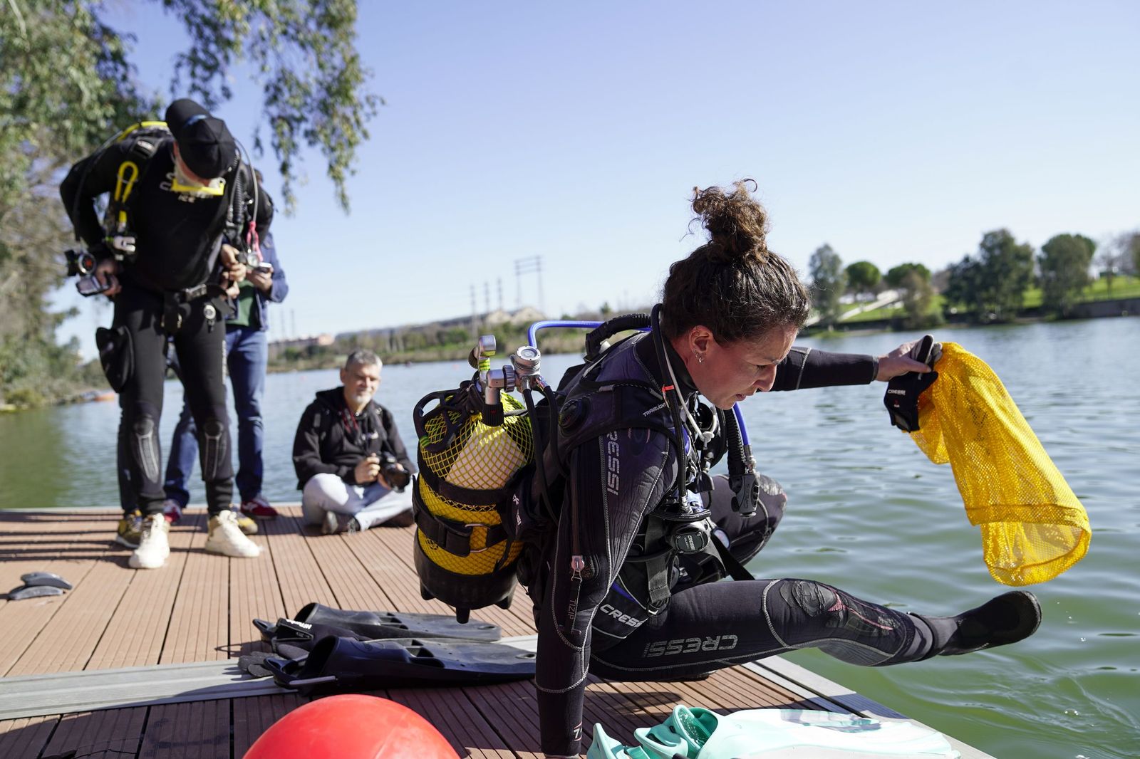La limpieza solidaria del Guadalquivir en el Centro Náutico del Alamillo, todas las fotos