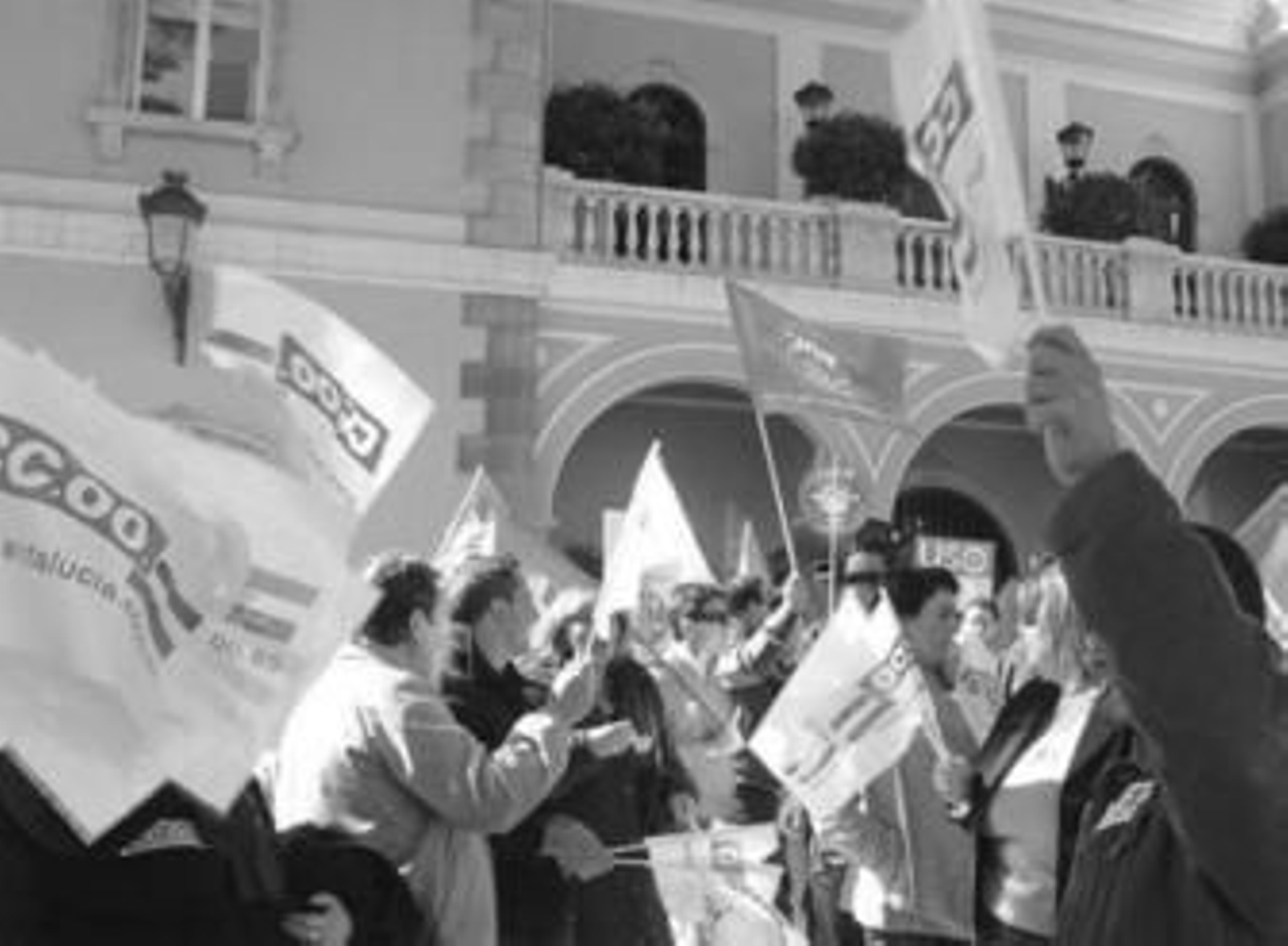 Una protesta de CCOO y UGT ante el Ayuntamiento, en una imagen de archivo.