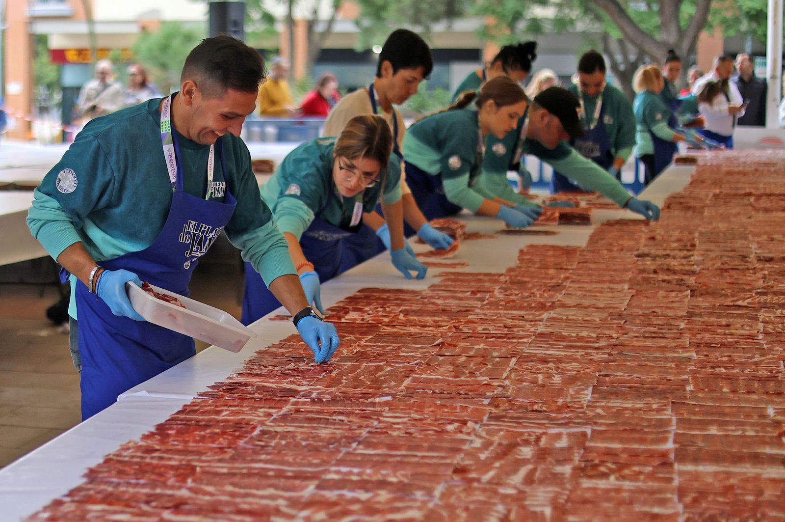 Huelva consigue el récord Guinness con el plato de jamón más grande del mundo, en imágenes