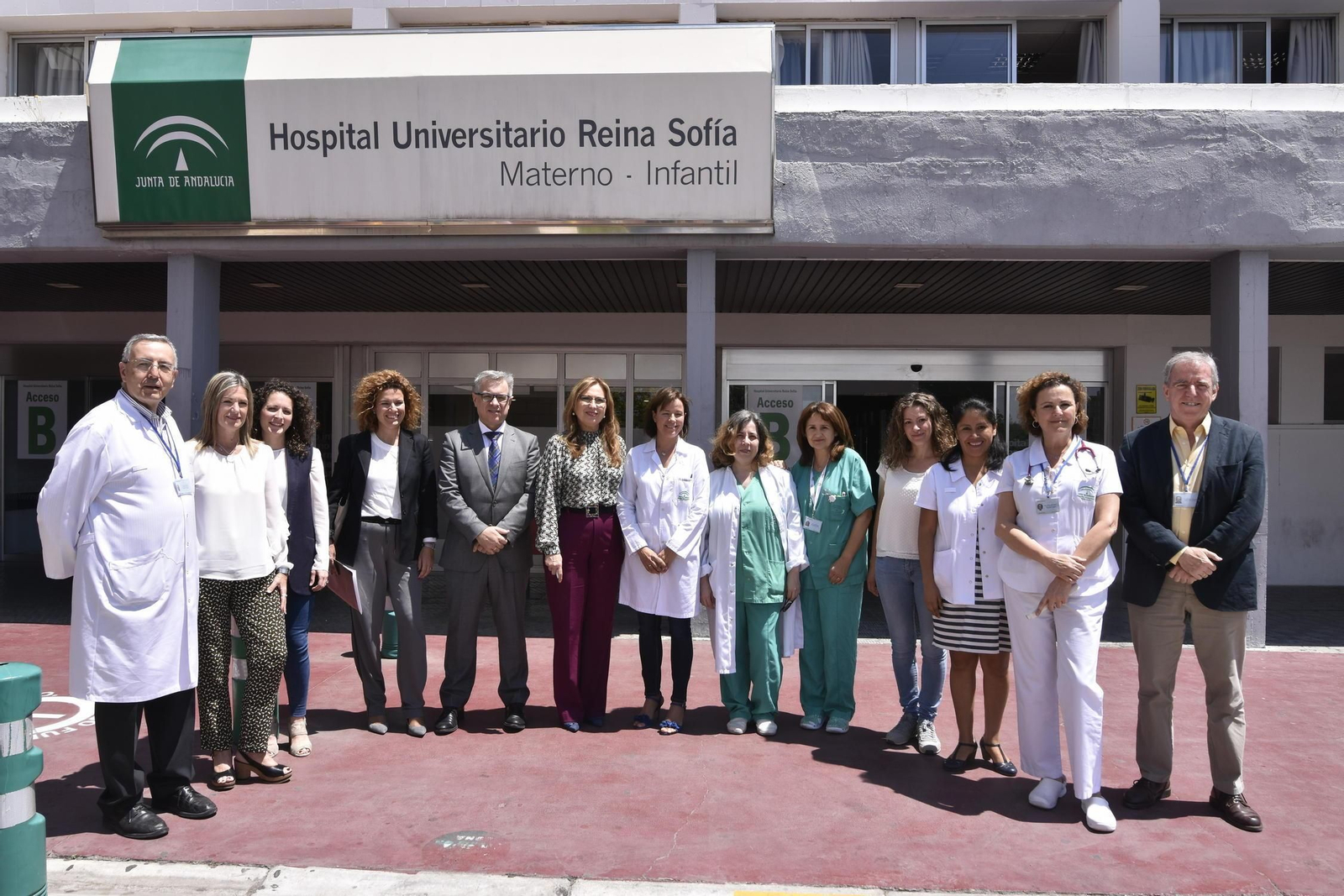 Responsables sanitarios, de la Junta y colaboradores, visitan la obra del banco de leche.