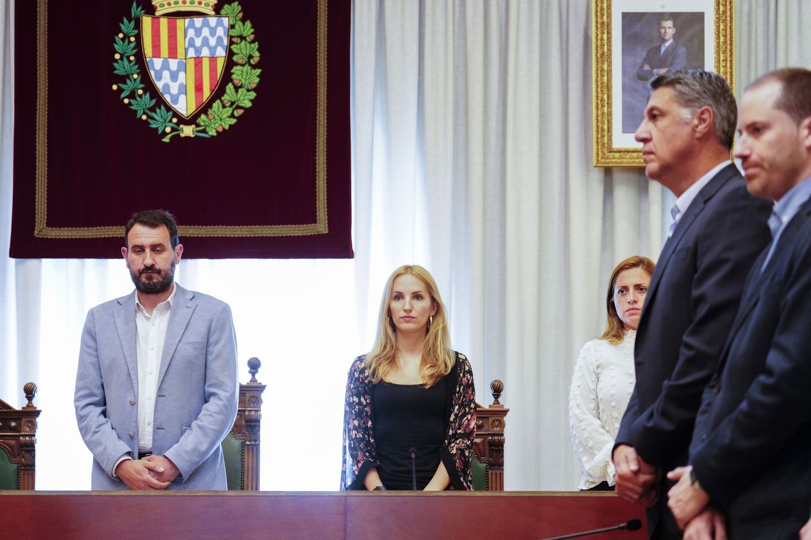 El alcalde, Rubén Guijarro (izq.); la primer teniente alcalde, Aida Llaurado, y el ganador de las elecciones municipales, Xavier García Albiol (dcha.), durante el pleno del Ayuntamiento de Badalona (Barcelona).