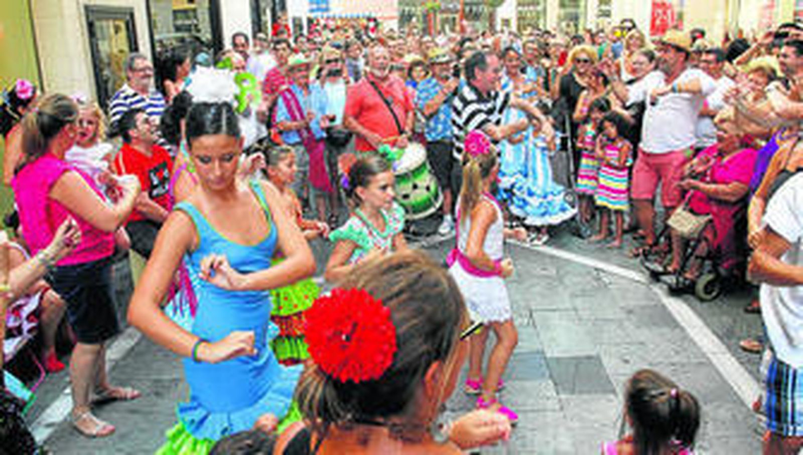 Bailes al son que marcan los tambores de un grupo rociero.