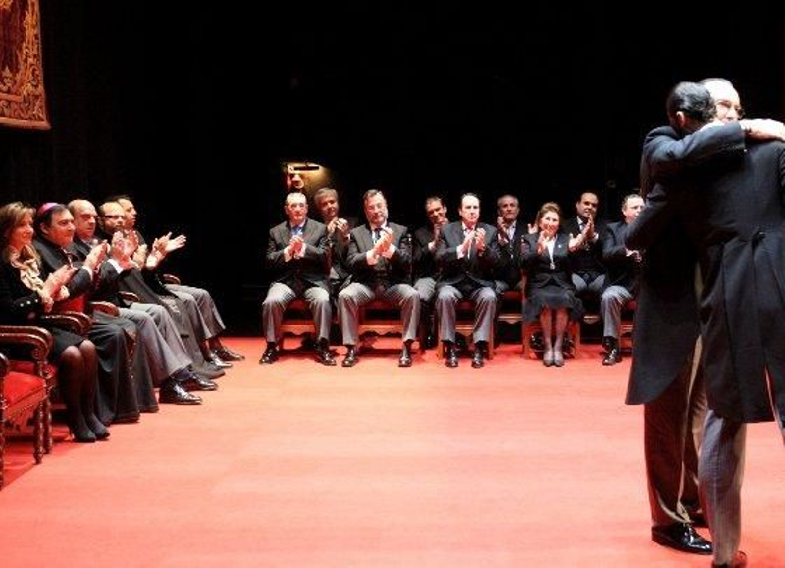 José Juan Gallardo ofreció un magnífico Pregón de Semana Santa en el Villamarta. Ampliamente aplaudido, el pregonero hizo de su condición flamenca uno de los ejes de la obra que declamó durante dos horas.

Foto: Vanesa Lobo