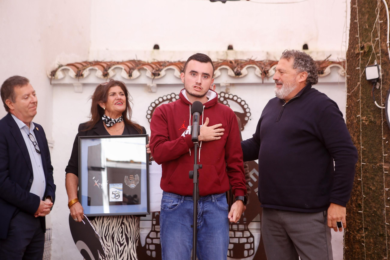 Las fotos de la entrega de medallas de la Asociación Fuerte de Santa Bárbara a la Peña Balona y Julio Vega
