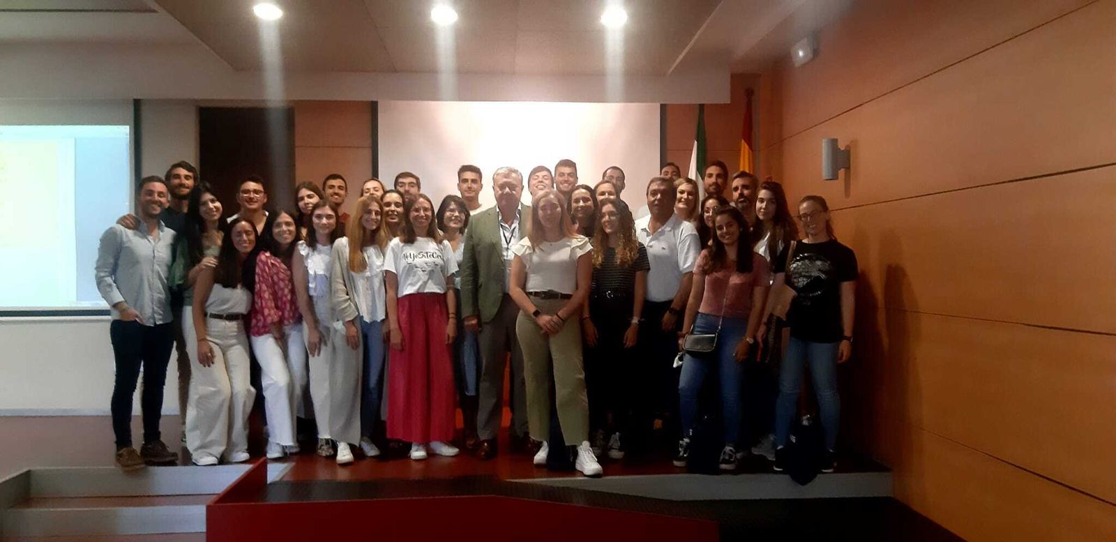 Foto de familia de los nuevos residentes durante el acto de bienvenida.