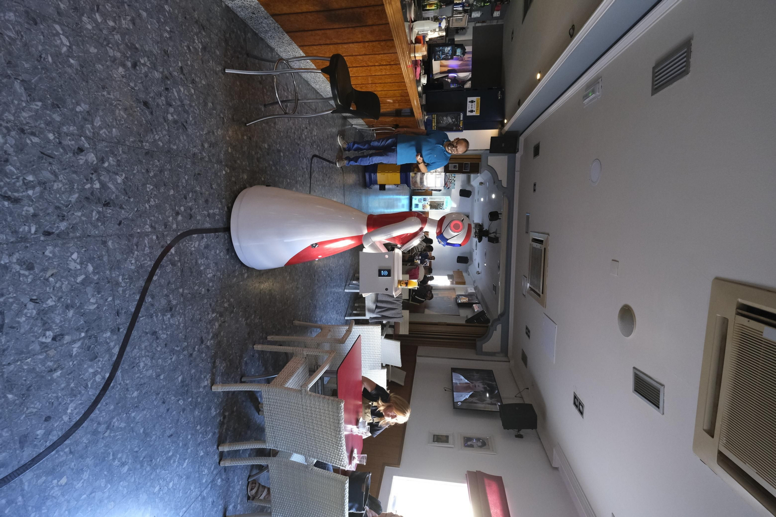 Fotogalería de Herbelita, la robot camarera de El Alquián.