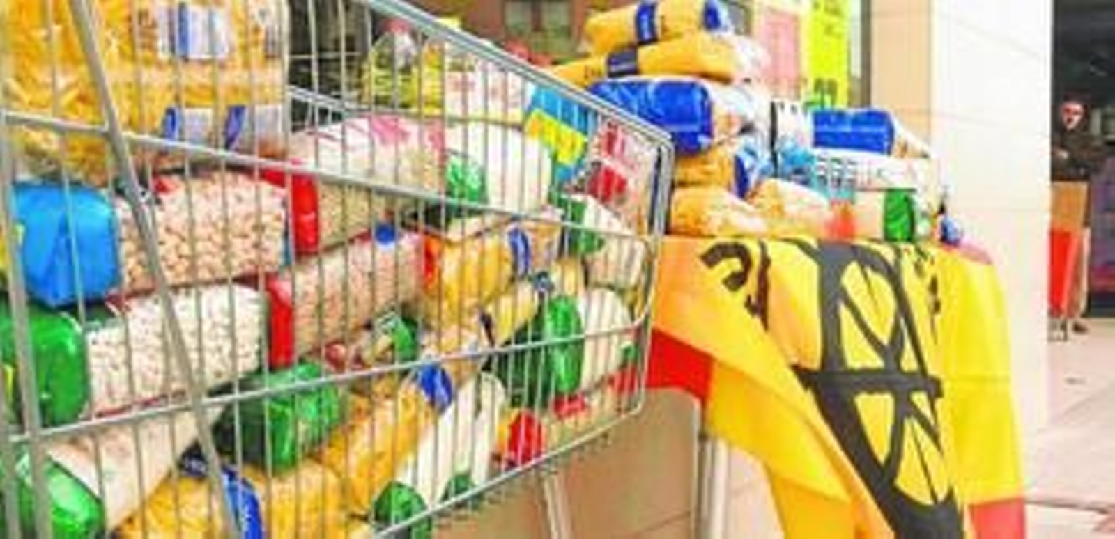 En la mesa donde se apilaban los alimentos había una bandera de España con el símbolo de Núcleo Joven.