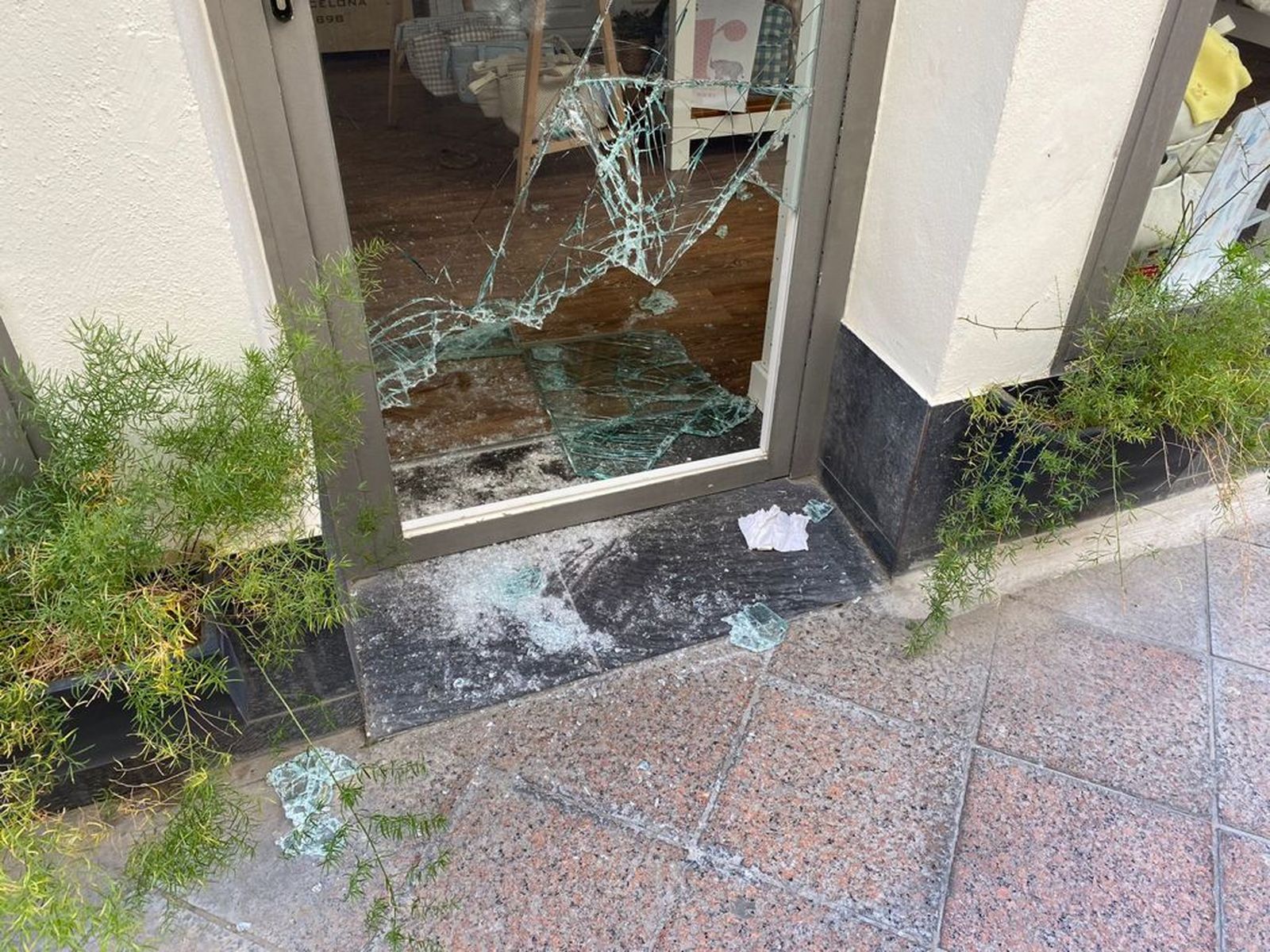Estado en que quedó la puerta de la tienda Petit tras el robo.
