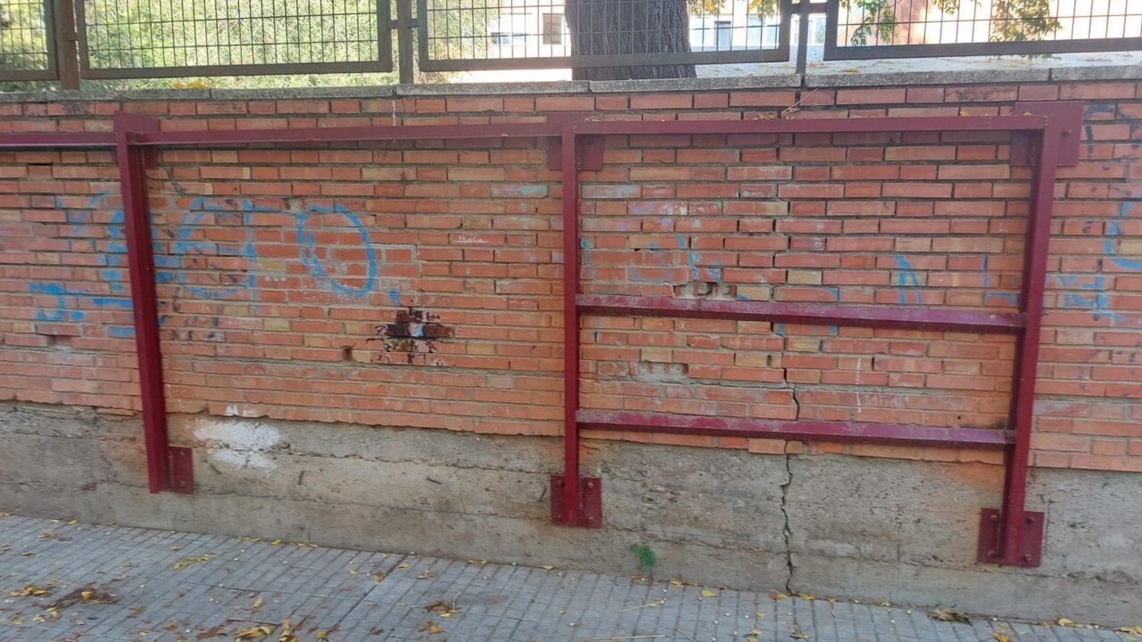 Refuerzo metálico ante el avance de las grietas en el muro de cerramiento.