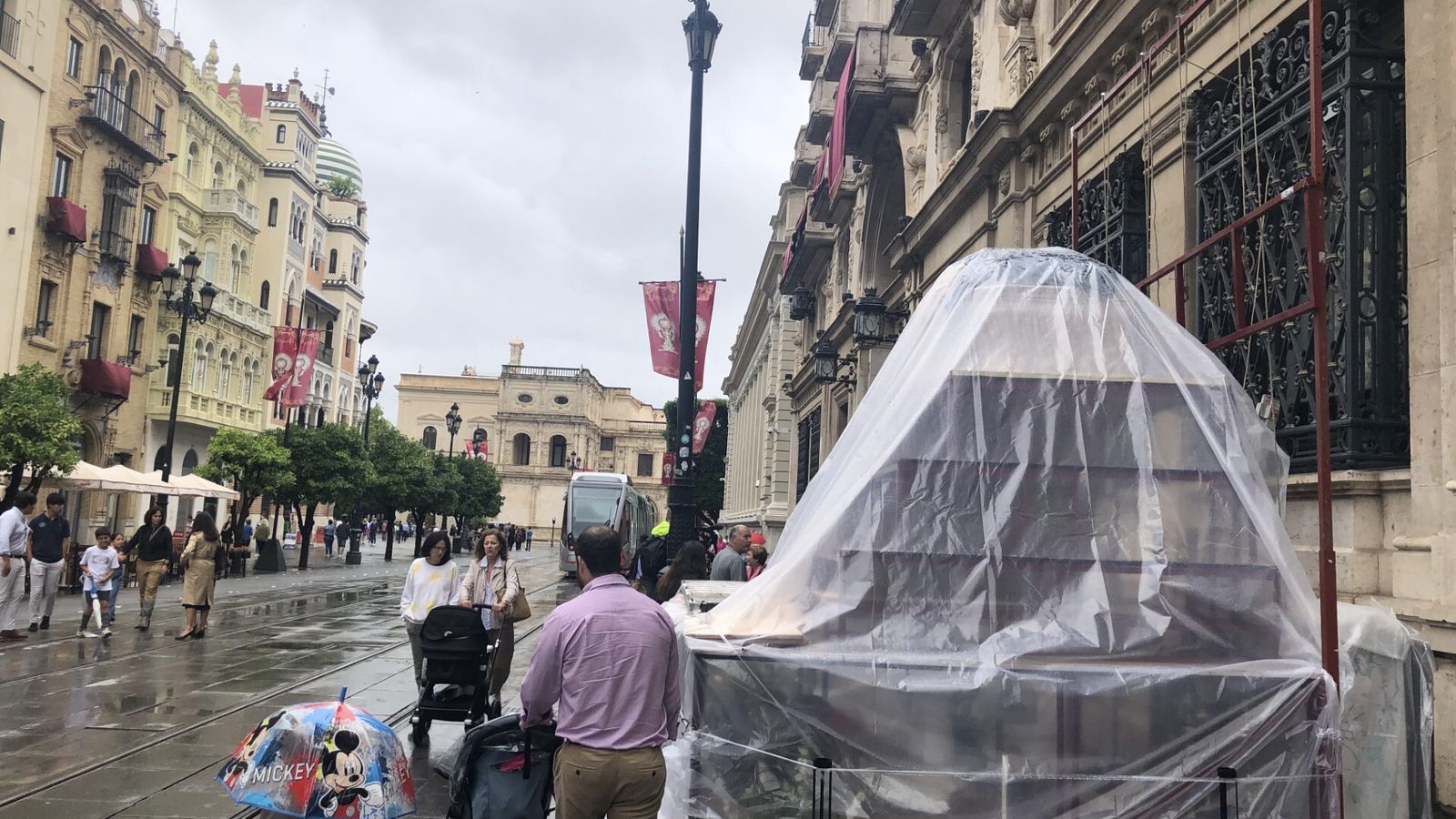 La estructura del altar de la hermandad de Valme en la Avenida de la Constitución protegido por la lluvia