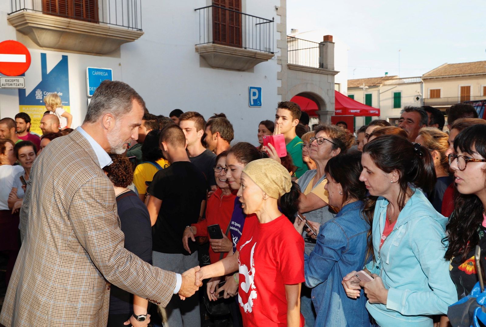 Los Reyes visitan a los afectados por las inundaciones en Mallorca.