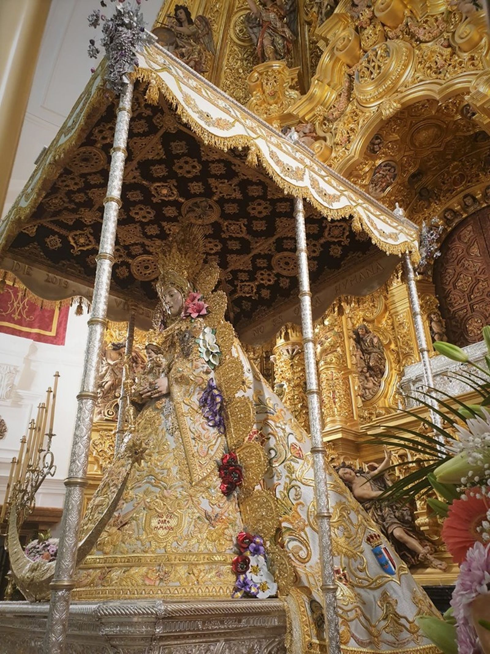 Vista lateral del paso de la Virgen del Rocío donde se aprecian los bordados de las bambalinas.