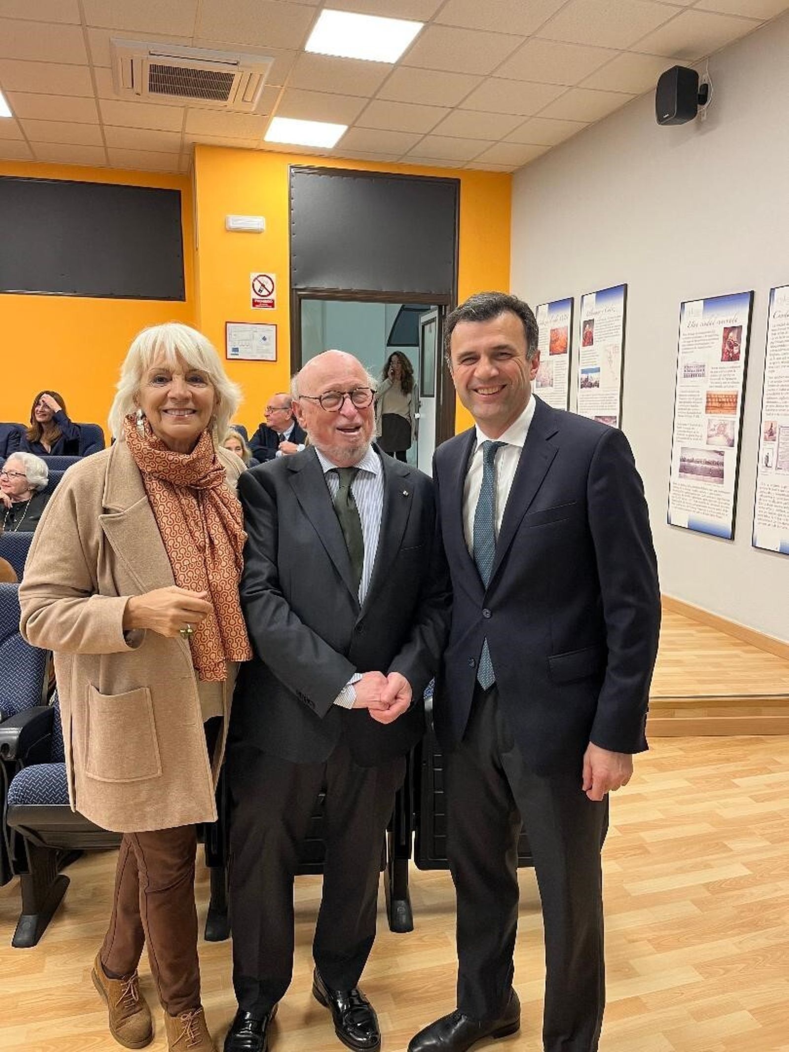 Teófila Martínez, el galardonado Enrique García-Agulló y el alcalde de Cádiz, Bruno García León.