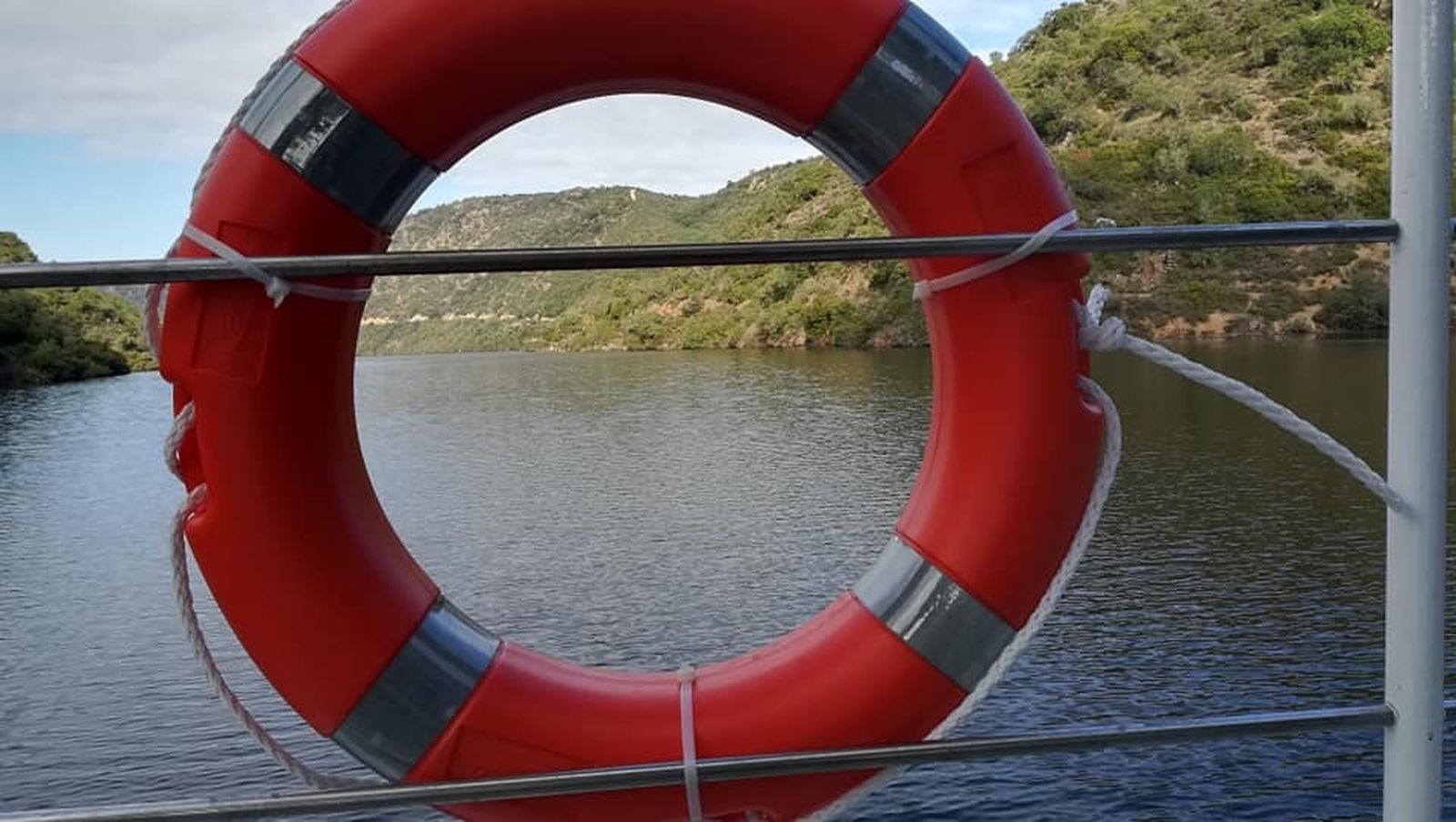La llegada del nuevo barco solar a Hornachuelos, en fotografías