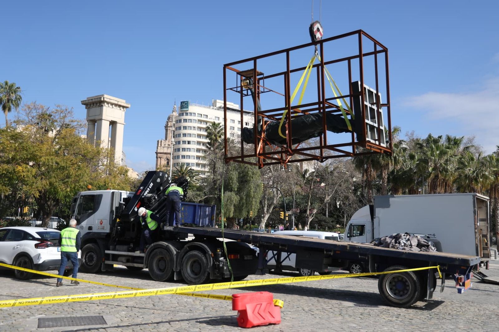 El montaje de las dos esculturas de Neptuno y Venus, en fotos