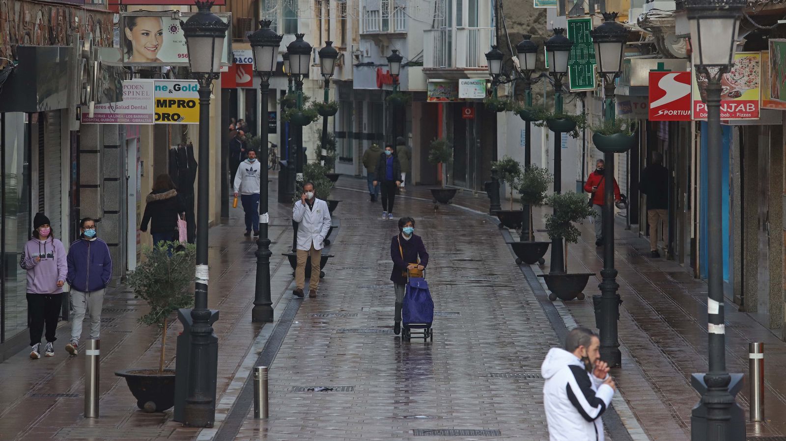 La calle Real de La Línea, este lunes.