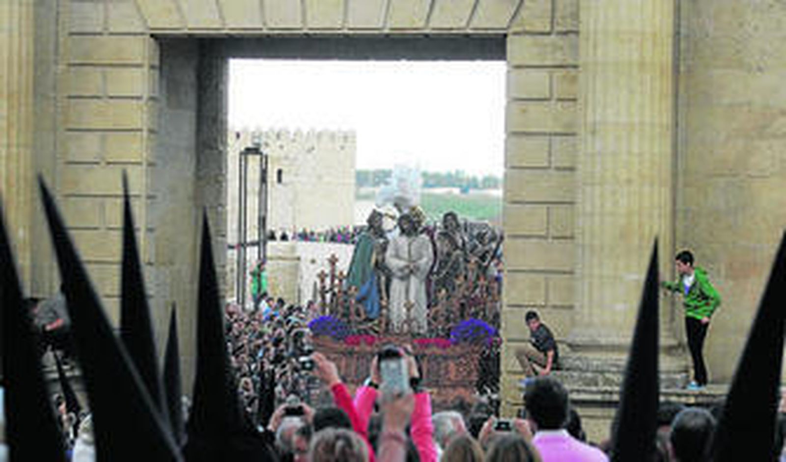 Nuestro Padre Jesús del Silencio en el desprecio de Herodes atraviesa la Puerta del Puente.