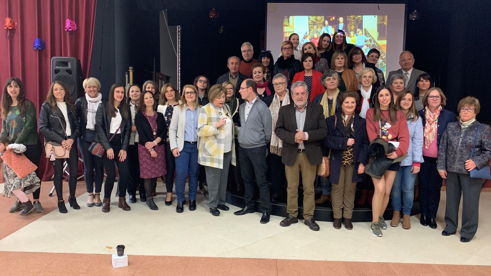Foto de familia de las maestras y maestros de Alhama tras la mesa redonda.