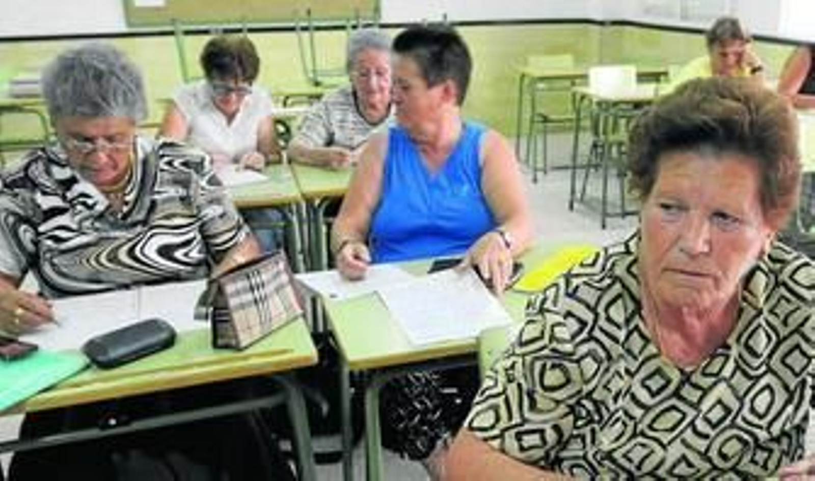 Un grupo de mujeres en un clase del programa de Educación Permanente.