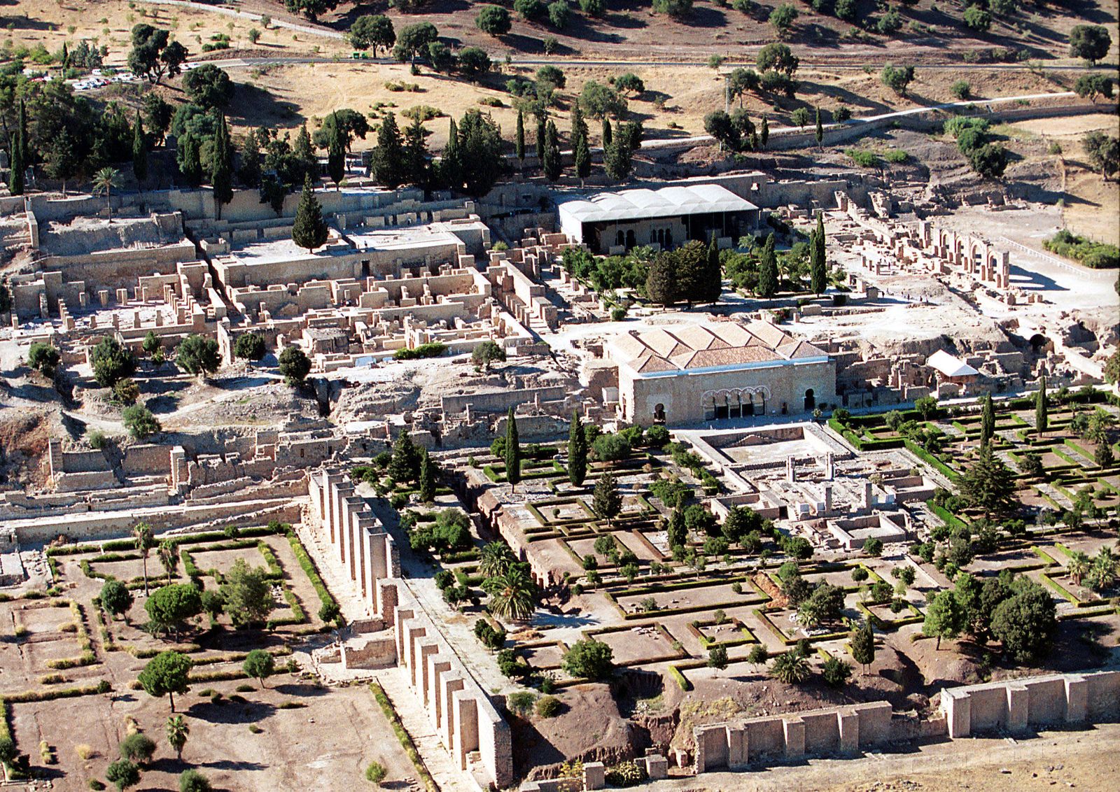 Vista aérea del yacimieto de la ciudad califal de Medina Azahara, en las afueras de la capital cordobesa.