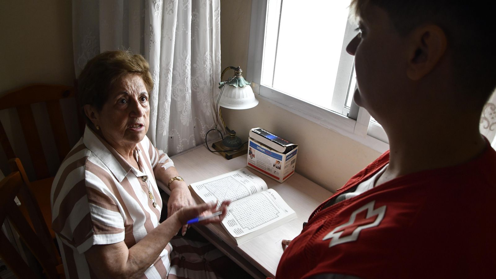 Ángela Rodríguez Bogas (d), responsable provincial de mayores de Cruz Roja en Almería junto a Damiana,(i) usuaria del programa contra la soledad no deseada.