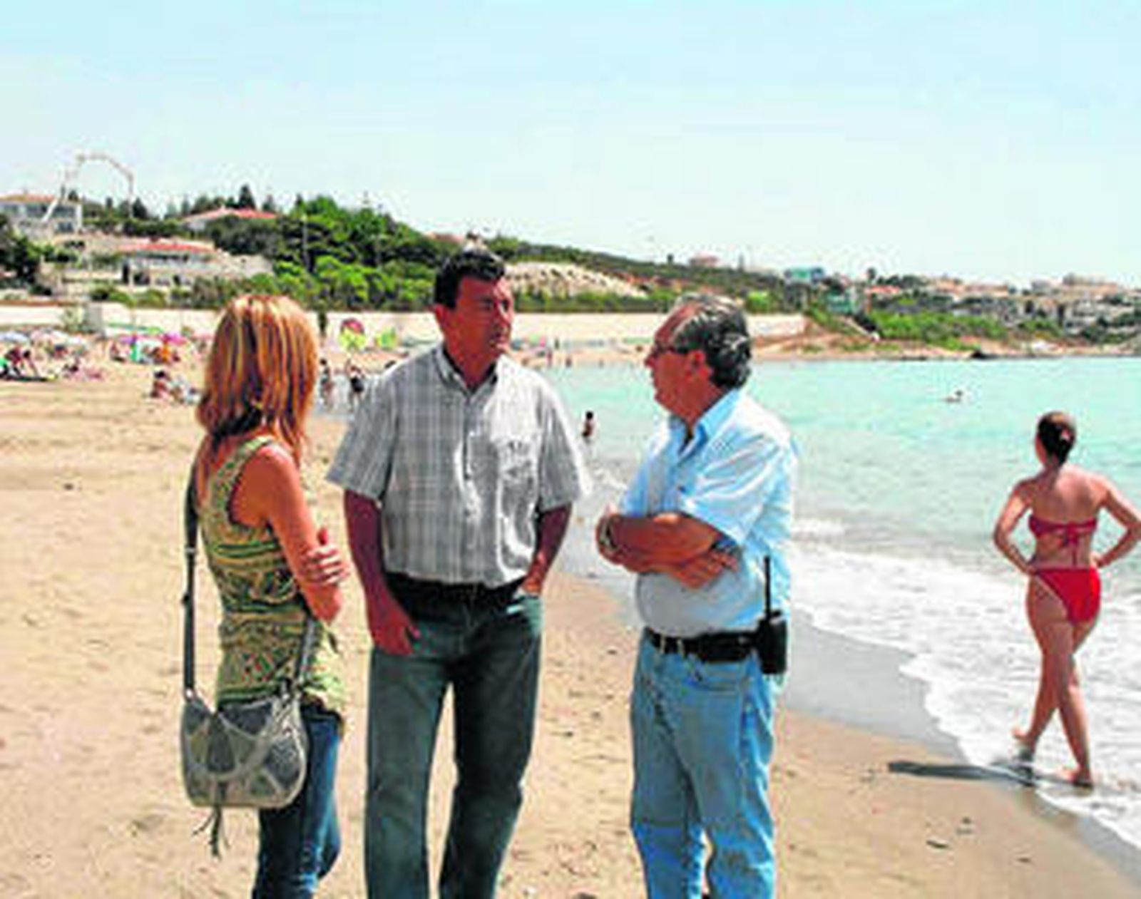 El concejal de Playas de Mijas, Francisco Marín, inspeccionó ayer la zona afectada.