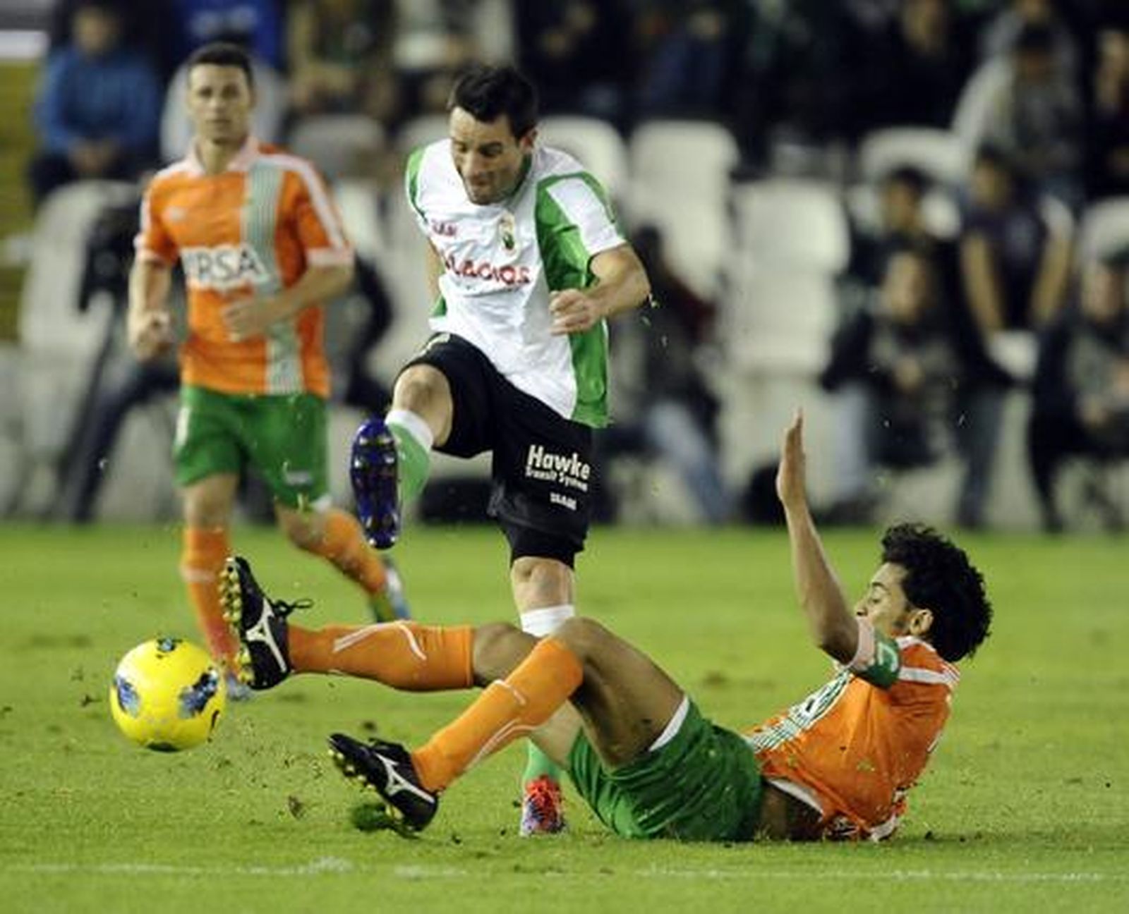 El Betis acumula su sexta derrota seguida tras caer con el Racing en Santander (1-0). / LOF