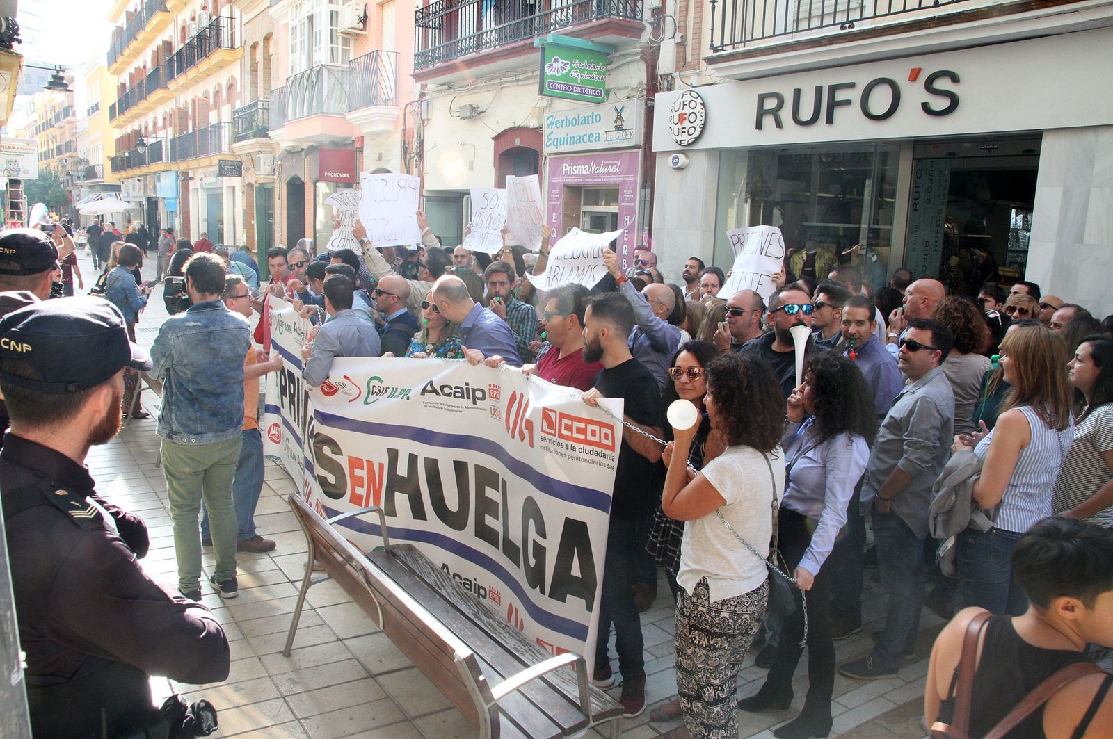 Imágenes de la concentración de funcionarios de prisión ante la subdelegación del Gobierno