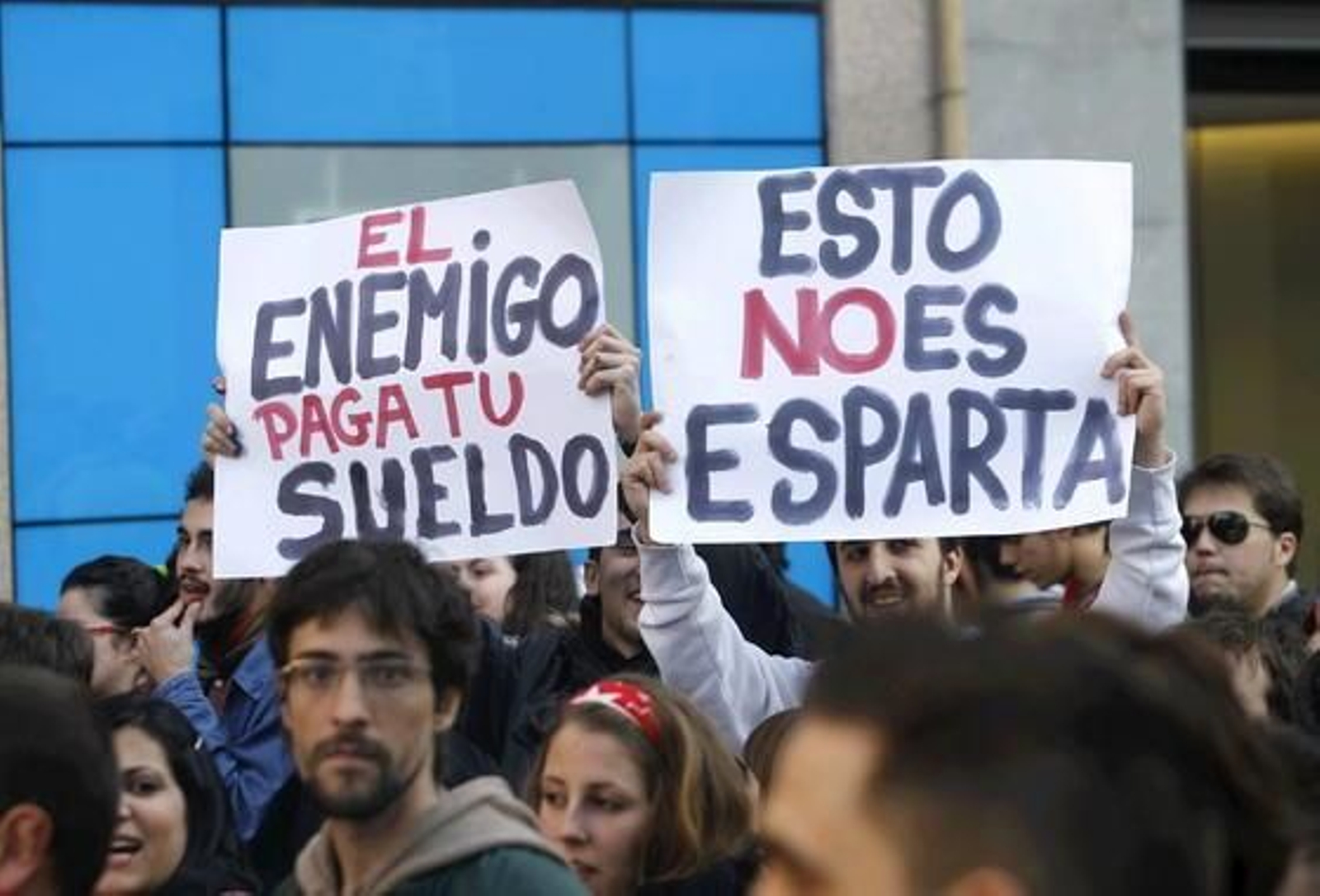 Miles de personas se manifiestan tras las duras cargas policiales.

Foto: efe/afp/reuters