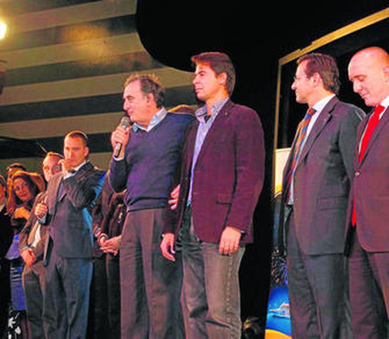 Mario Martini, con el micro, junto al director general, Alfredo Serrano, y otros directivos de Iberocruceros.