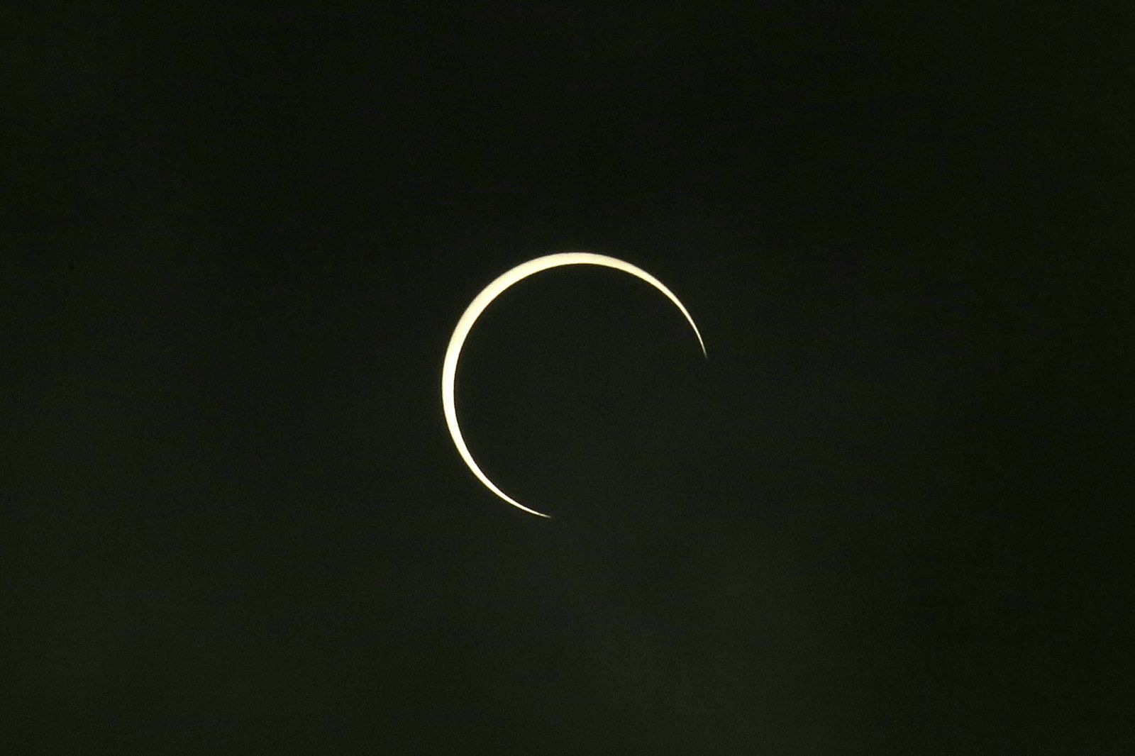 Las imágenes del último eclipse solar de la década