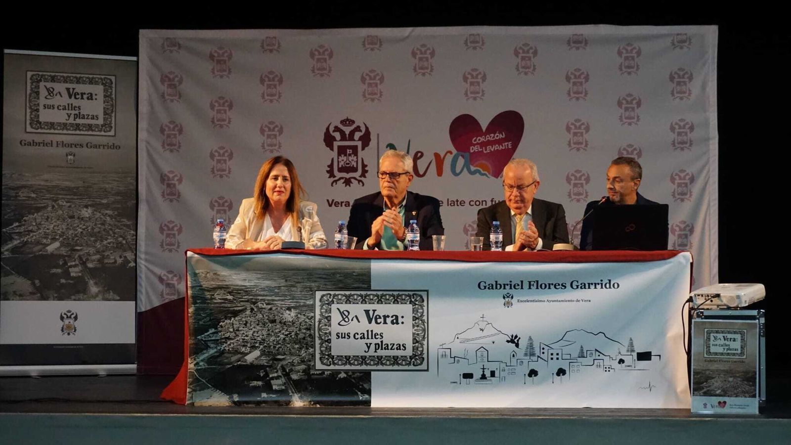 El escritor Gabriel Flores, junto a representantes municipales en el Cine Teatro Regio de Vera.