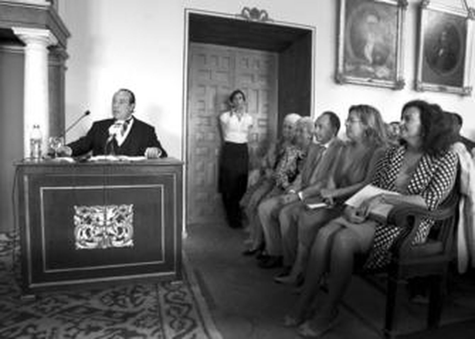 El diestro Curro Romero, durante su discurso de ingreso en la Academia de Bellas Artes de Sevilla.