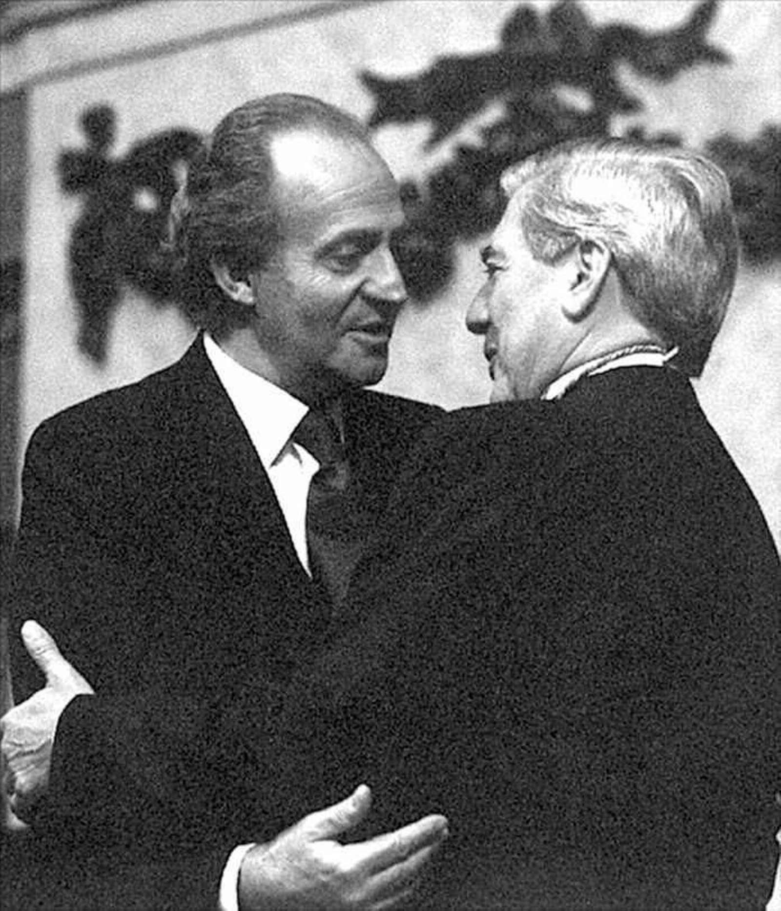 Don Juan Carlos y Mario Vargas Llosa en 1996