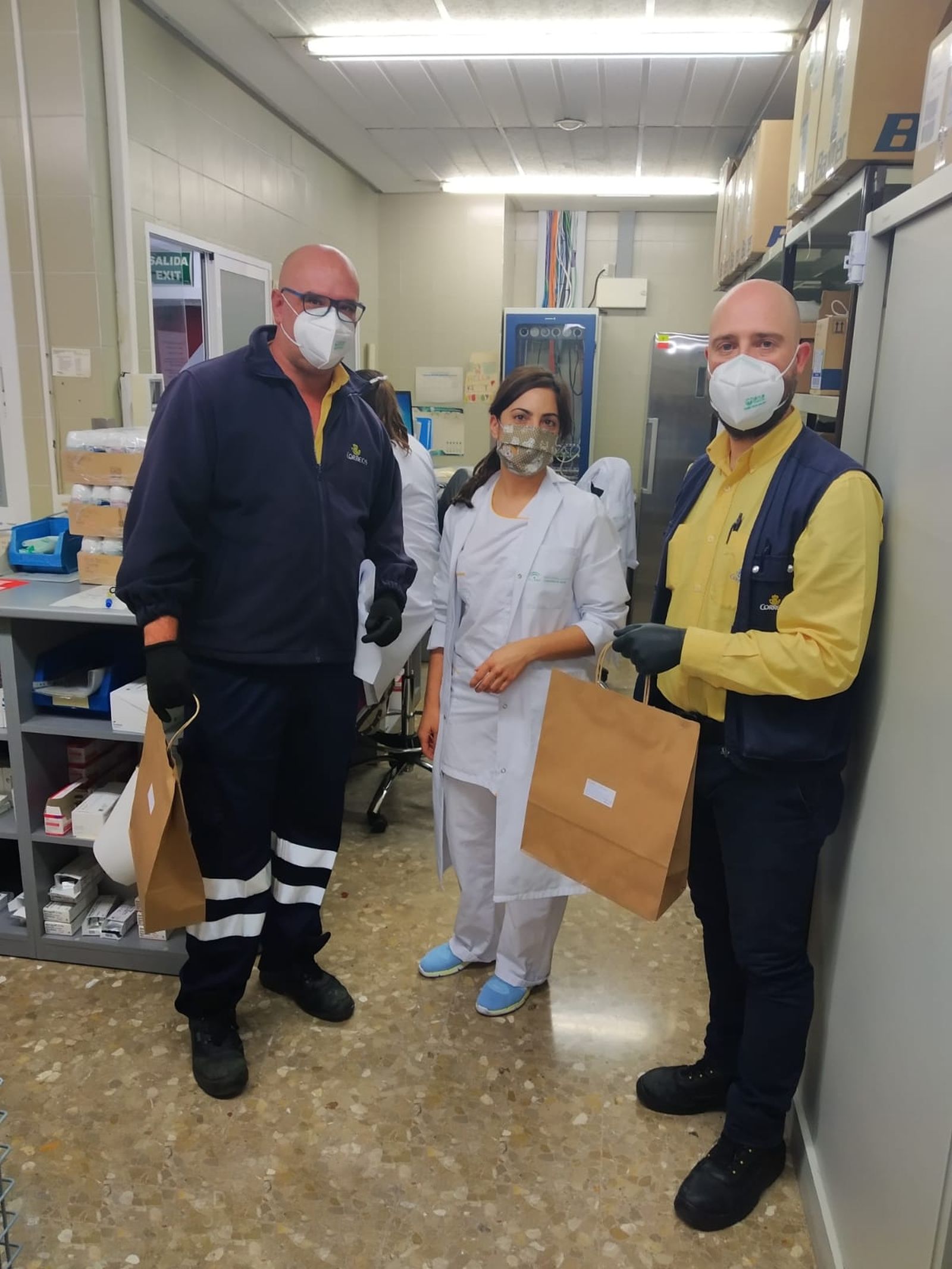 Voluntarios de Correos recogen medicamentos del Hospital Costa del Sol.