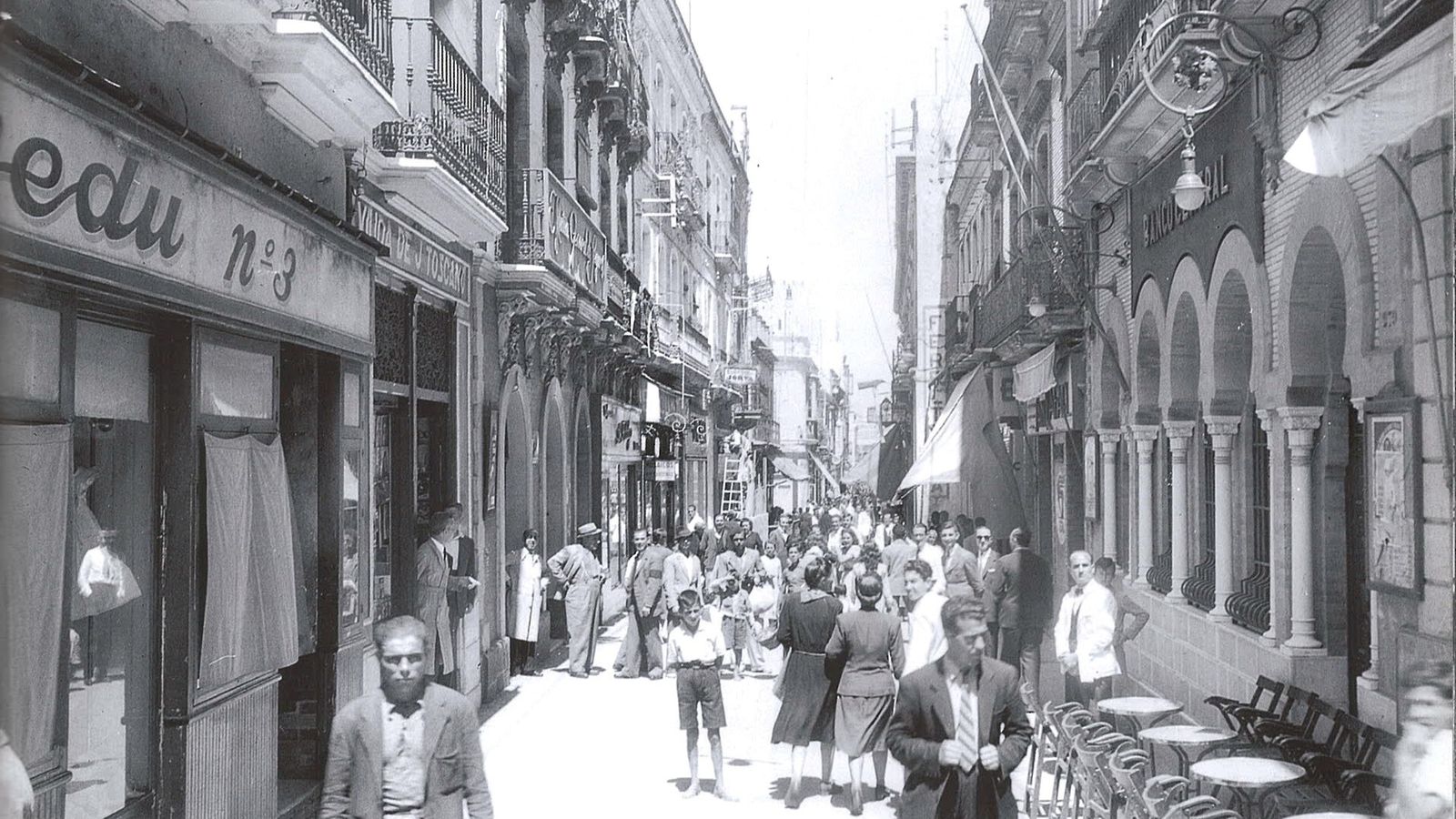 La calle Palacio en la que se puede ver el local del bar como sede bancaria.