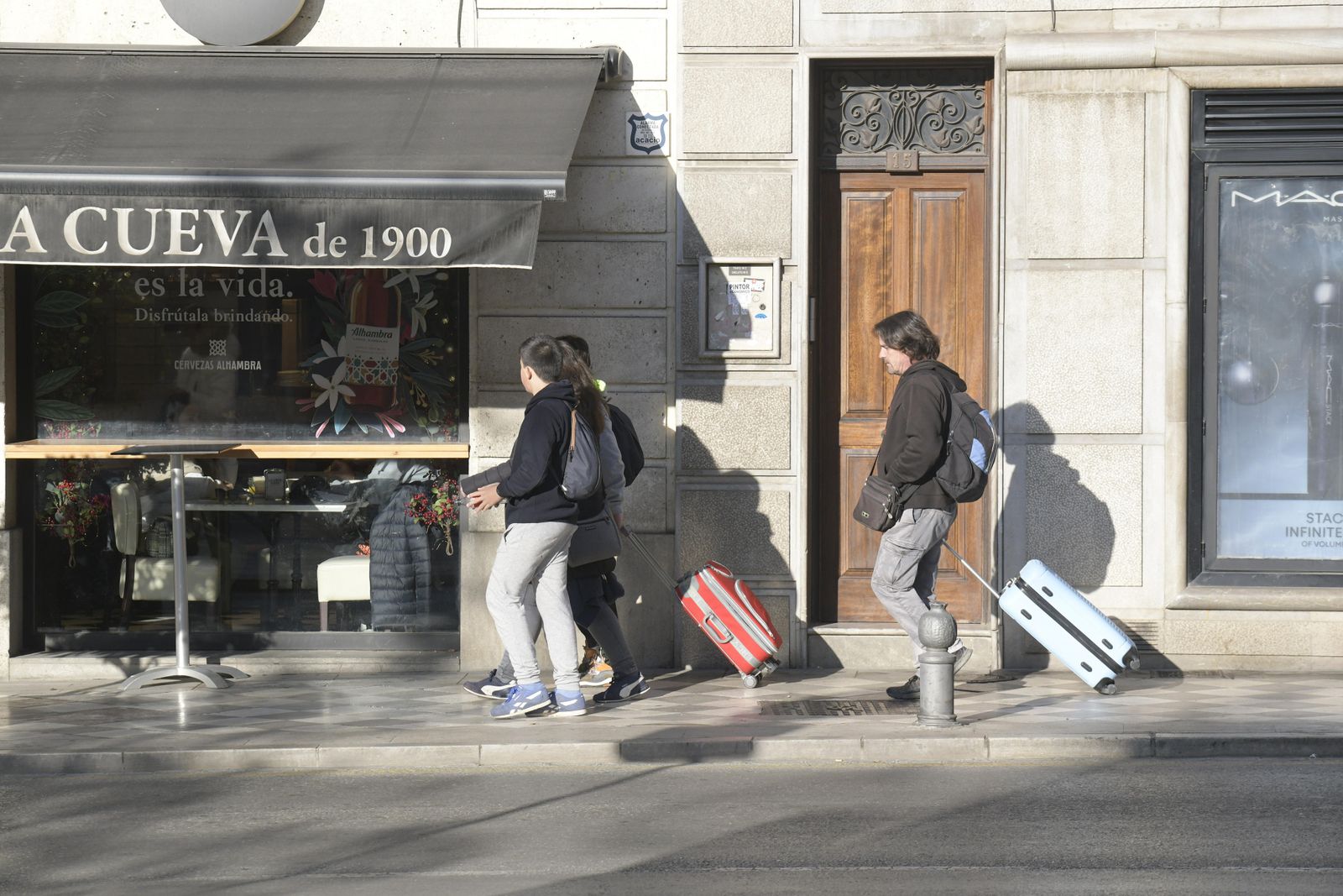 Un grupo de turistas caminan por el centro de Granada.