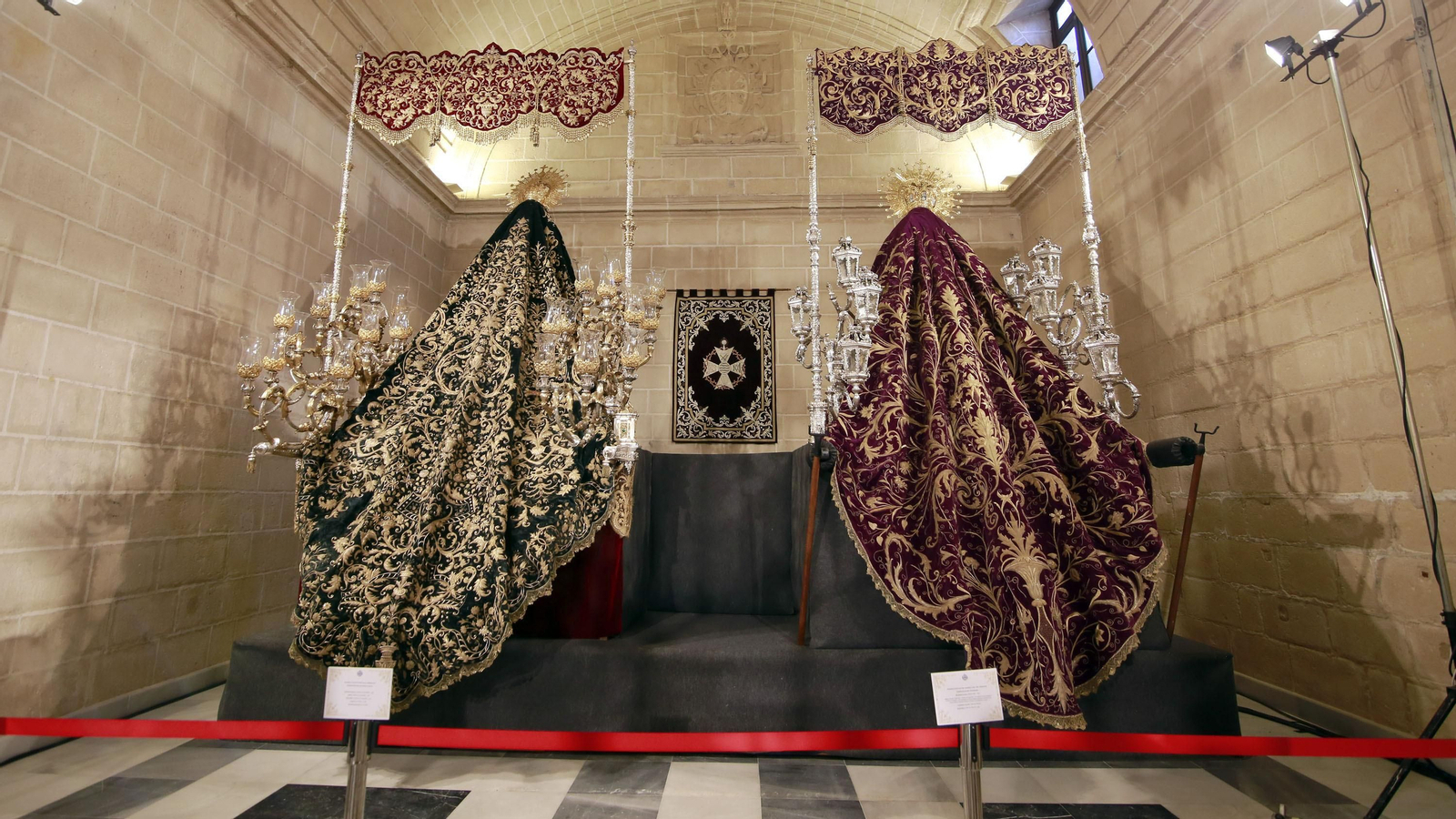 Imágenes de la magna exposición de las cofradías en Los Claustros