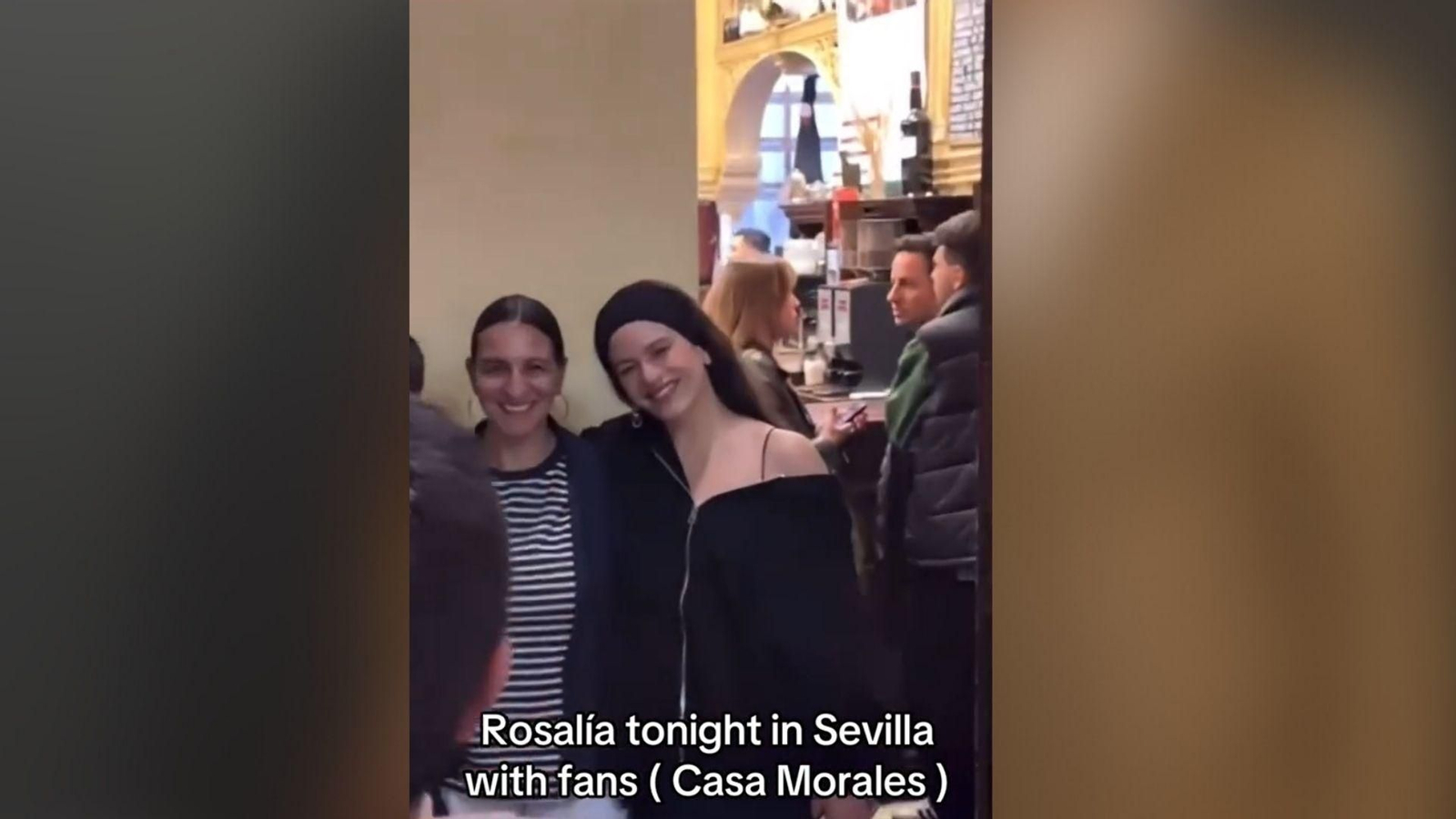 Rosalía, en Casa Morales haciéndose fotos con varias personas