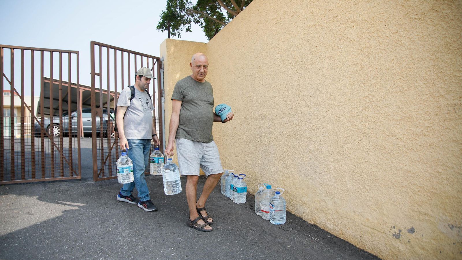 Usuarios de la UR de Salud Mental de la Bola Azul se encargan de regar periódicamente la vía pecuaria, implicados con la actividad al aire libre y de servicio social.