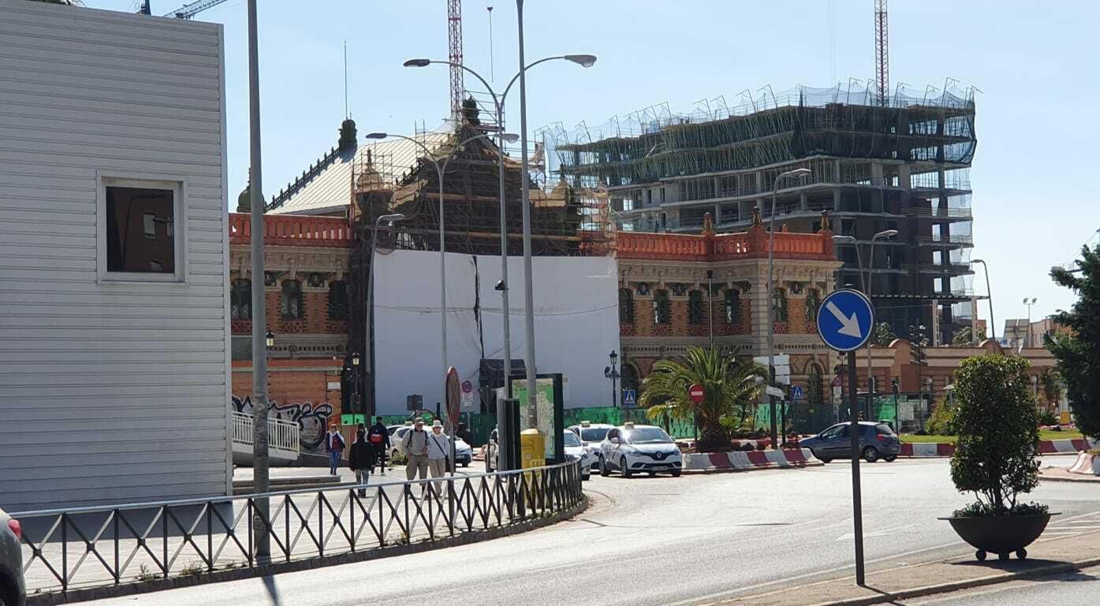 La antigua estación de ferrocarril, con la intermodal a la izquierda y los nuevos edicios del Toblerone al fondo.