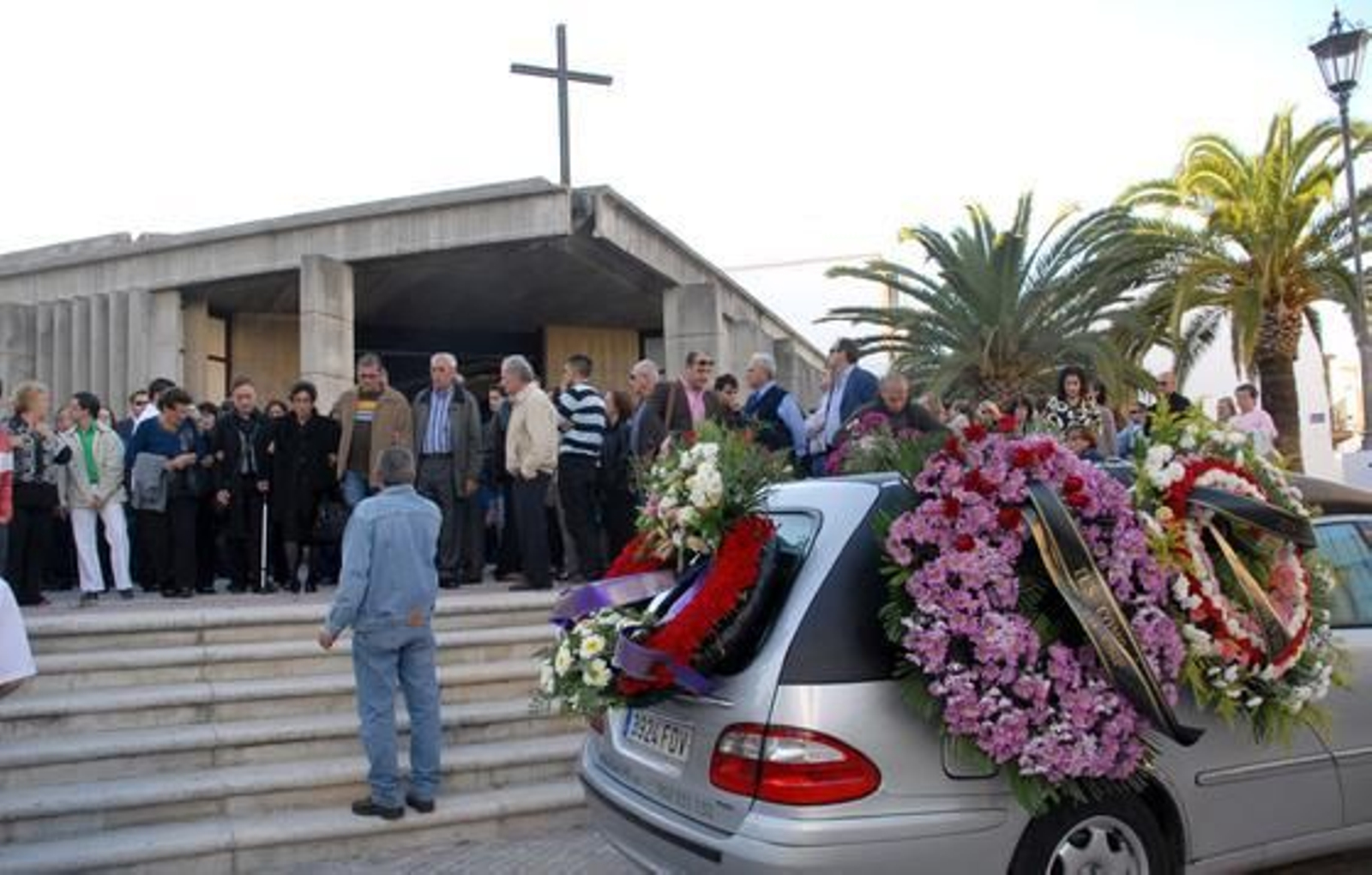 Amigos y familiares dan su último adiós al funcionario del Ayuntamiento isleño Manuel Pereira Fontao, asesinado el sábado.

Foto: Rioja