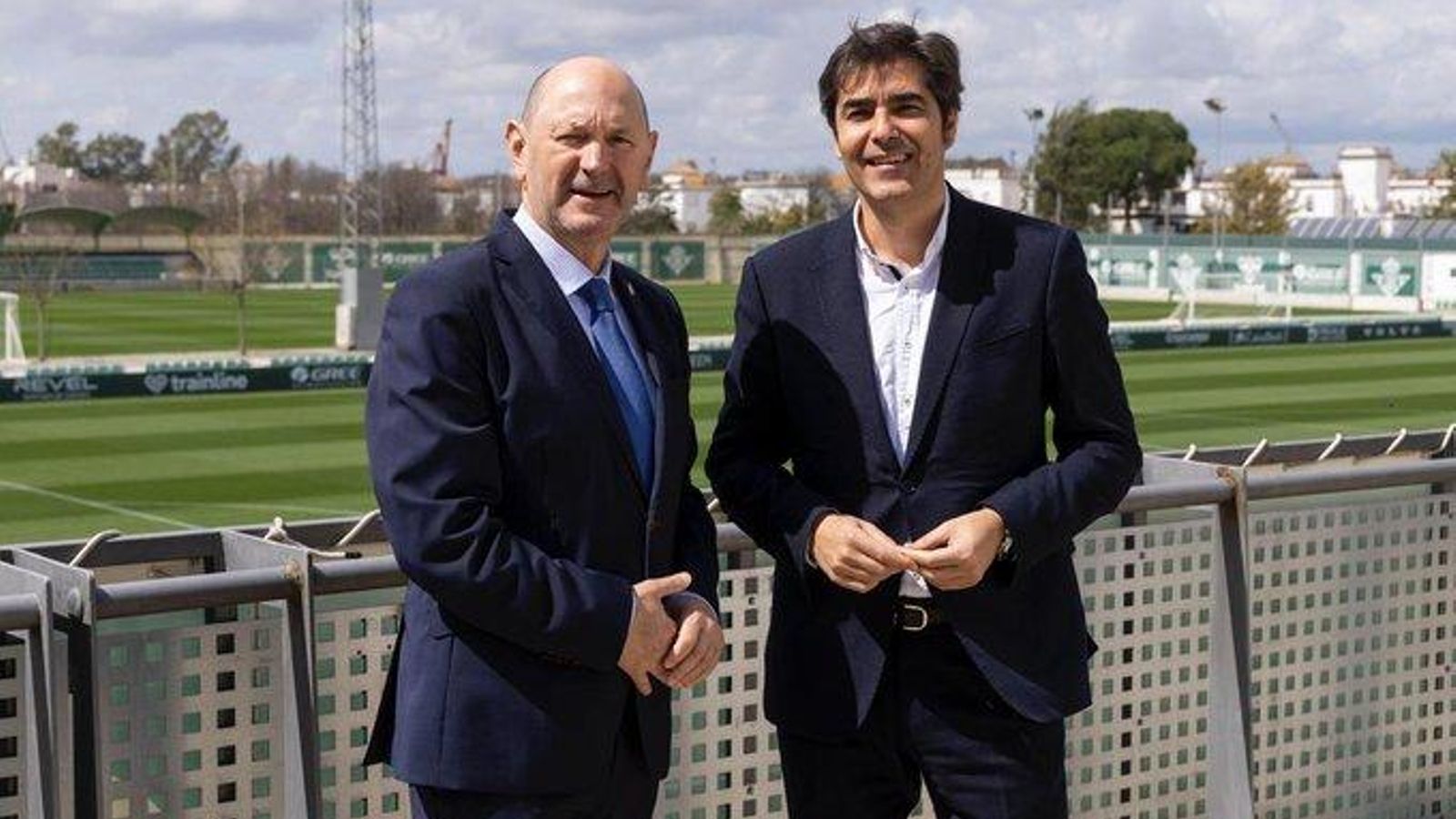 Rafael Louzán posa con Ángel Haro en la Ciudad Deportiva Luis del Sol.