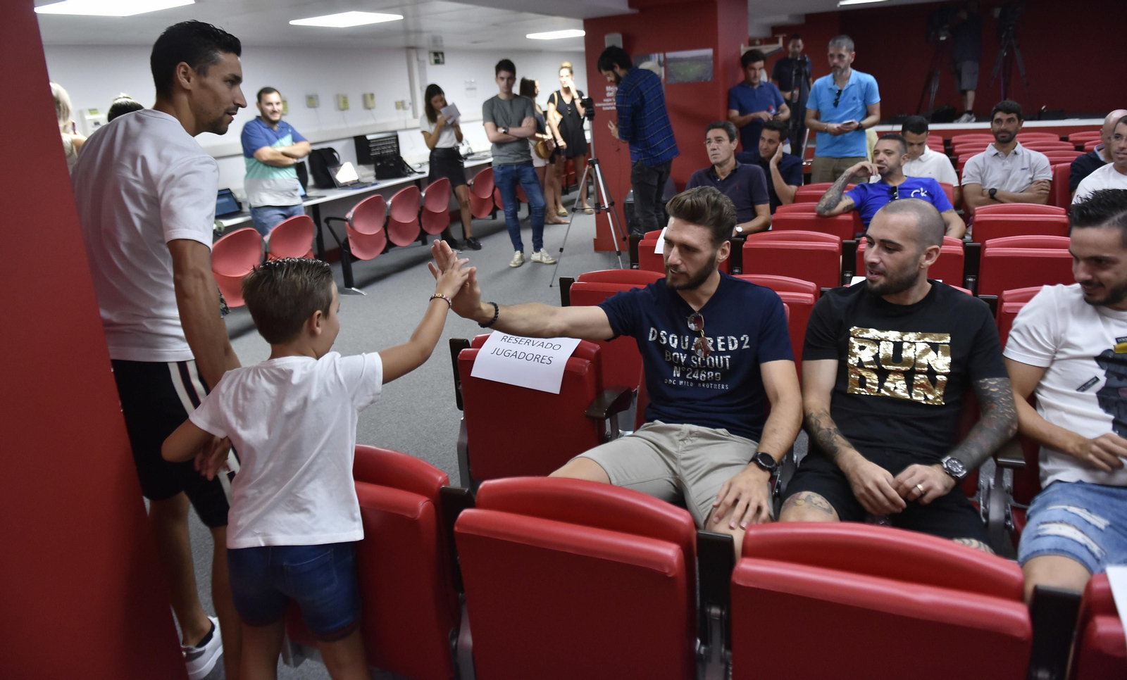Las imágenes de la emotiva despedida de Nico Pareja del Sevilla