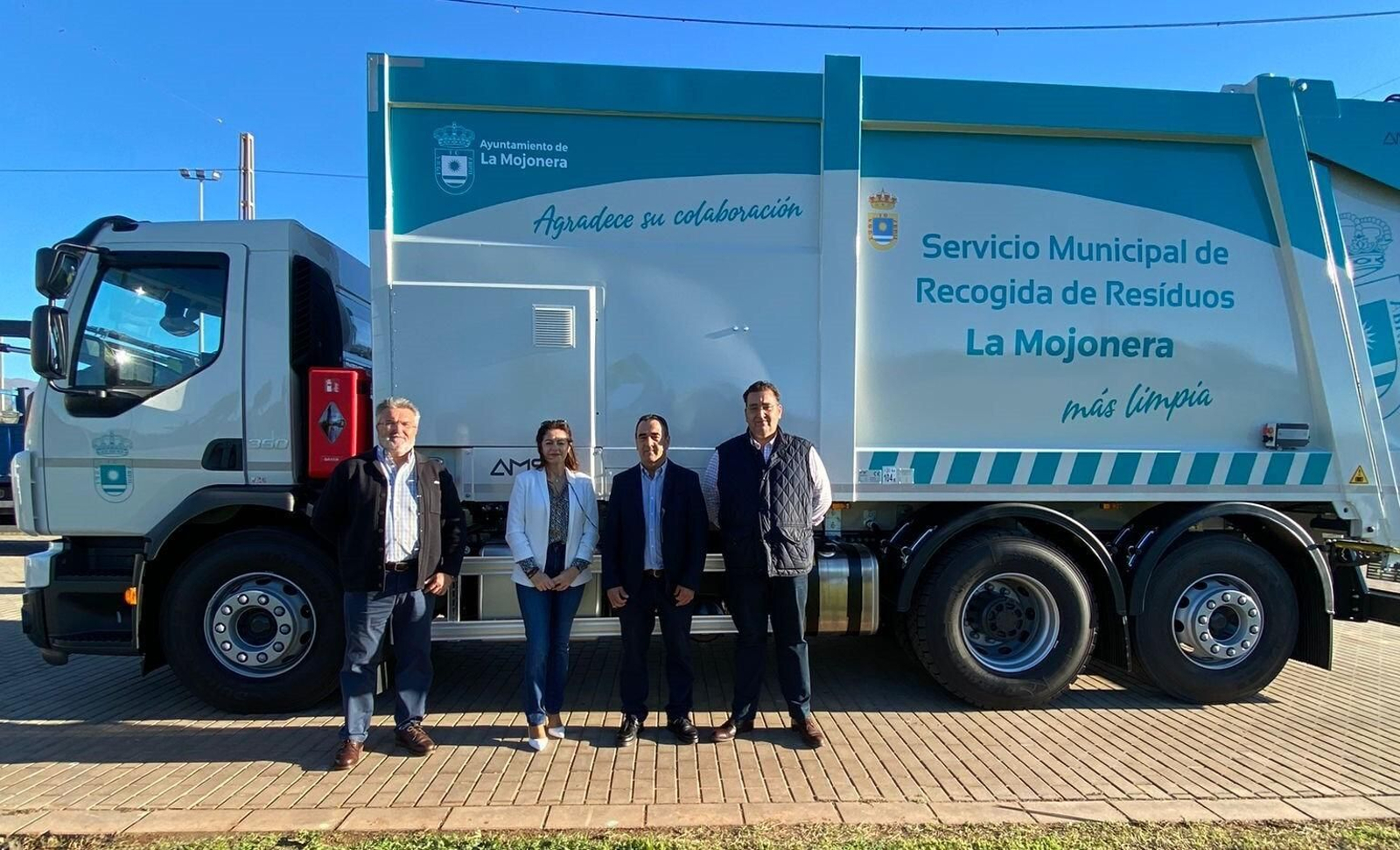 El alcalde junto al camión de la basura.