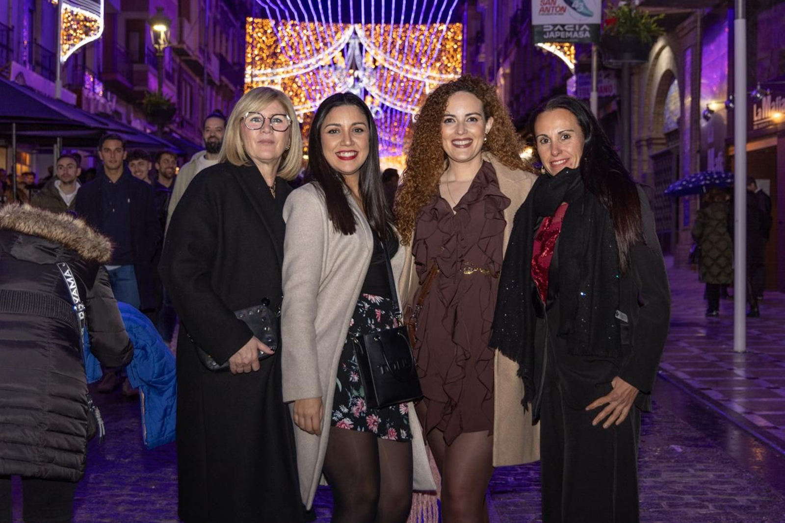 Los jiennenses disfrutan del centro de la ciudad, rodeados de un ambiente navideño