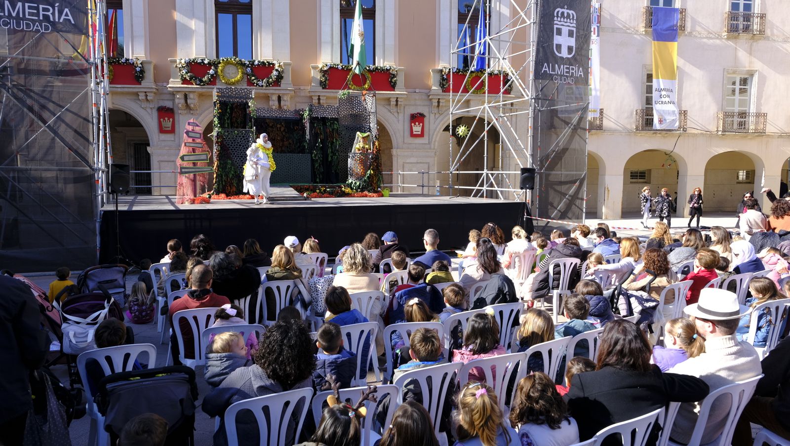 Imágenes del teatro infantil del navidad, en la Plaza Vieja de Almería