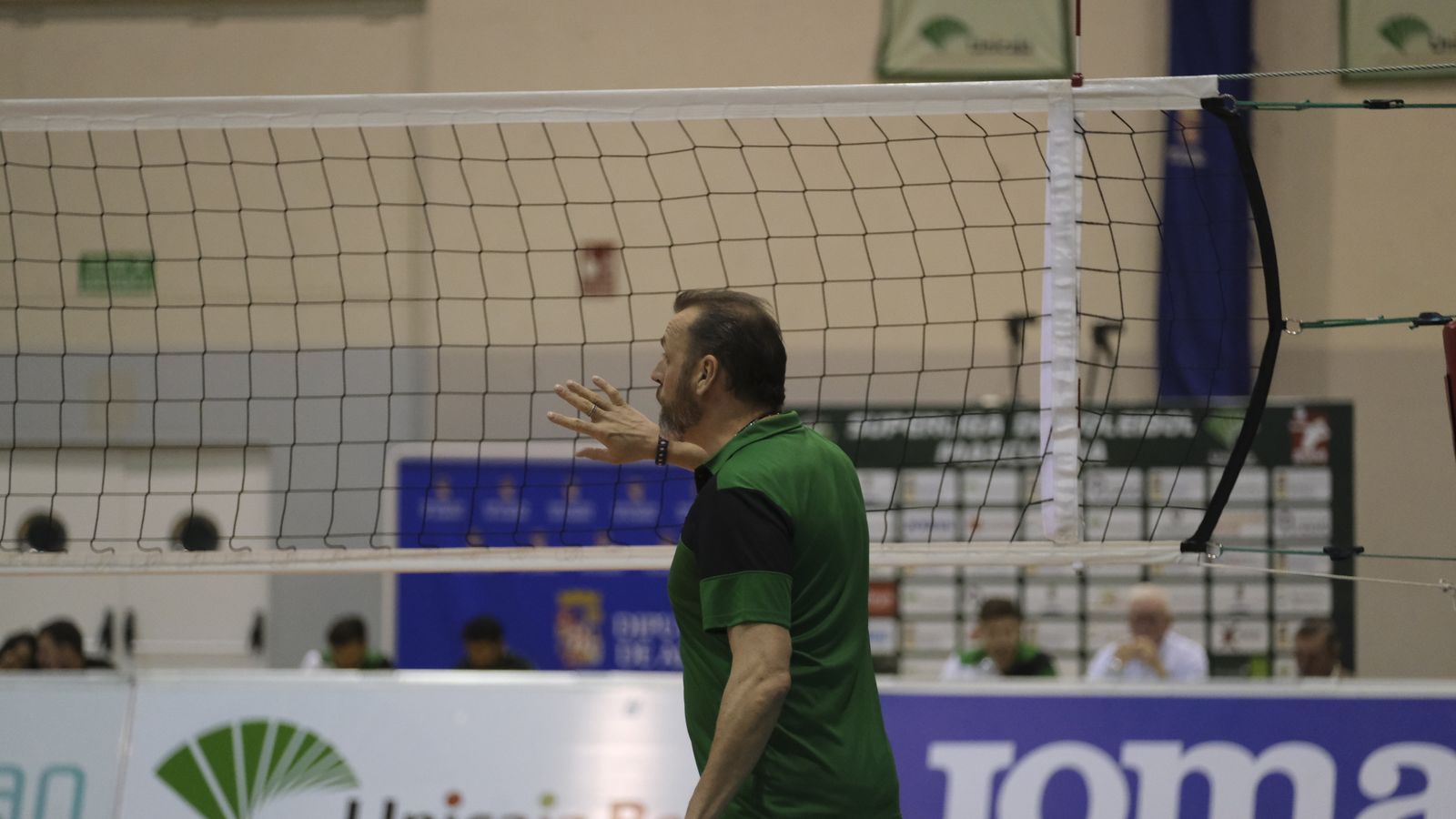 Charly Carreño da instrucciones a sus pupilos en uno de los duelos ligueros de esta campaña.